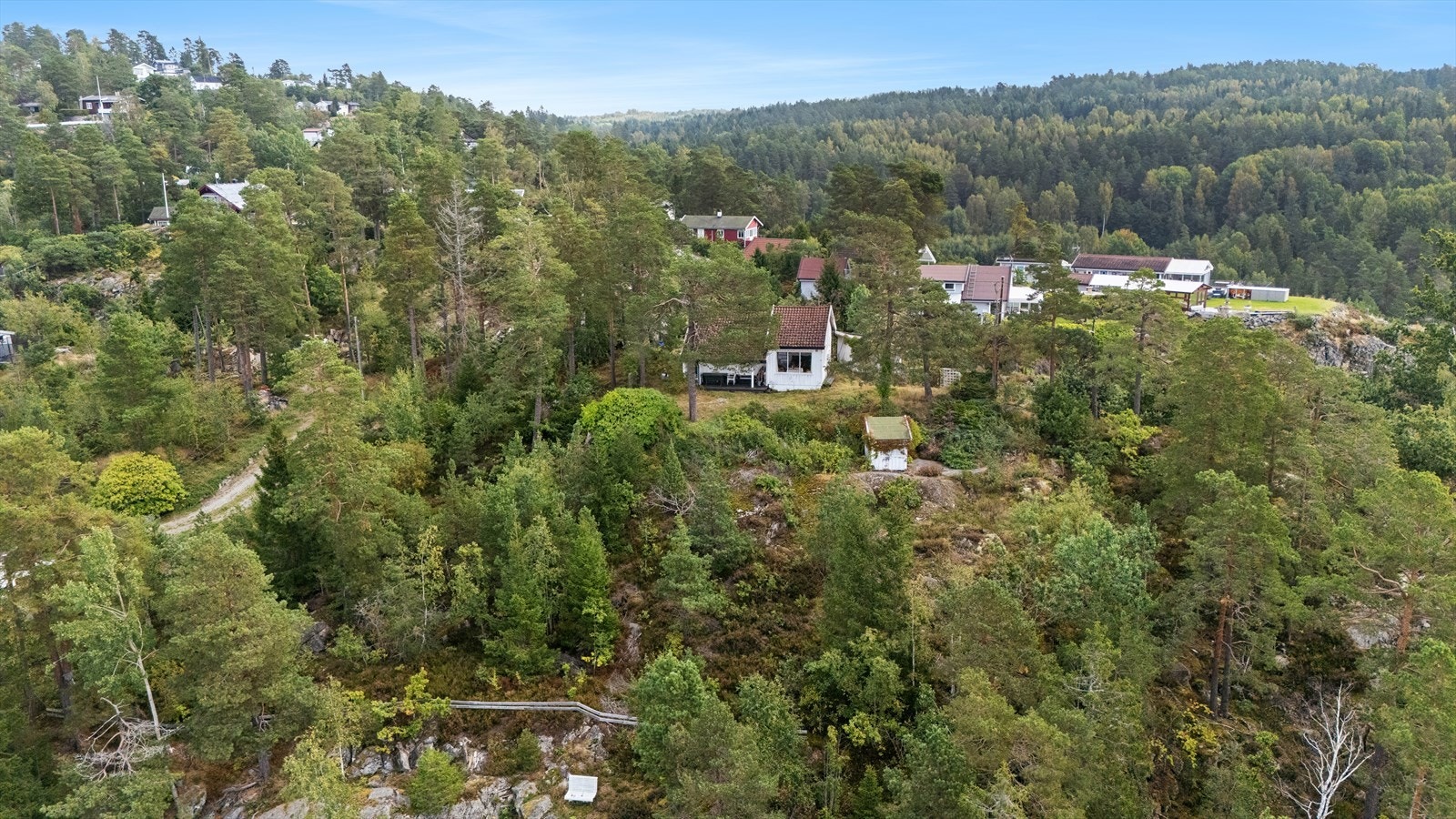 Dronefoto av eiendommen og nærområdet. Galleribilde