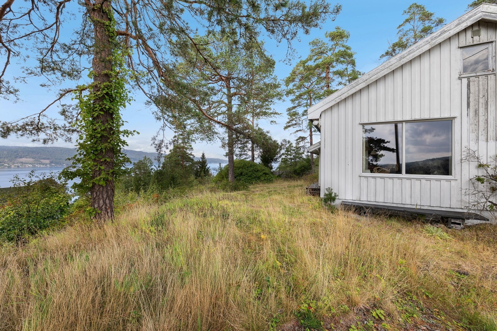 Sagastubben er en del av kyststien og gir vakker utsikt over Oslofjorden, blant annet mot Filtvet fyr og Villa Malla. Galleribilde