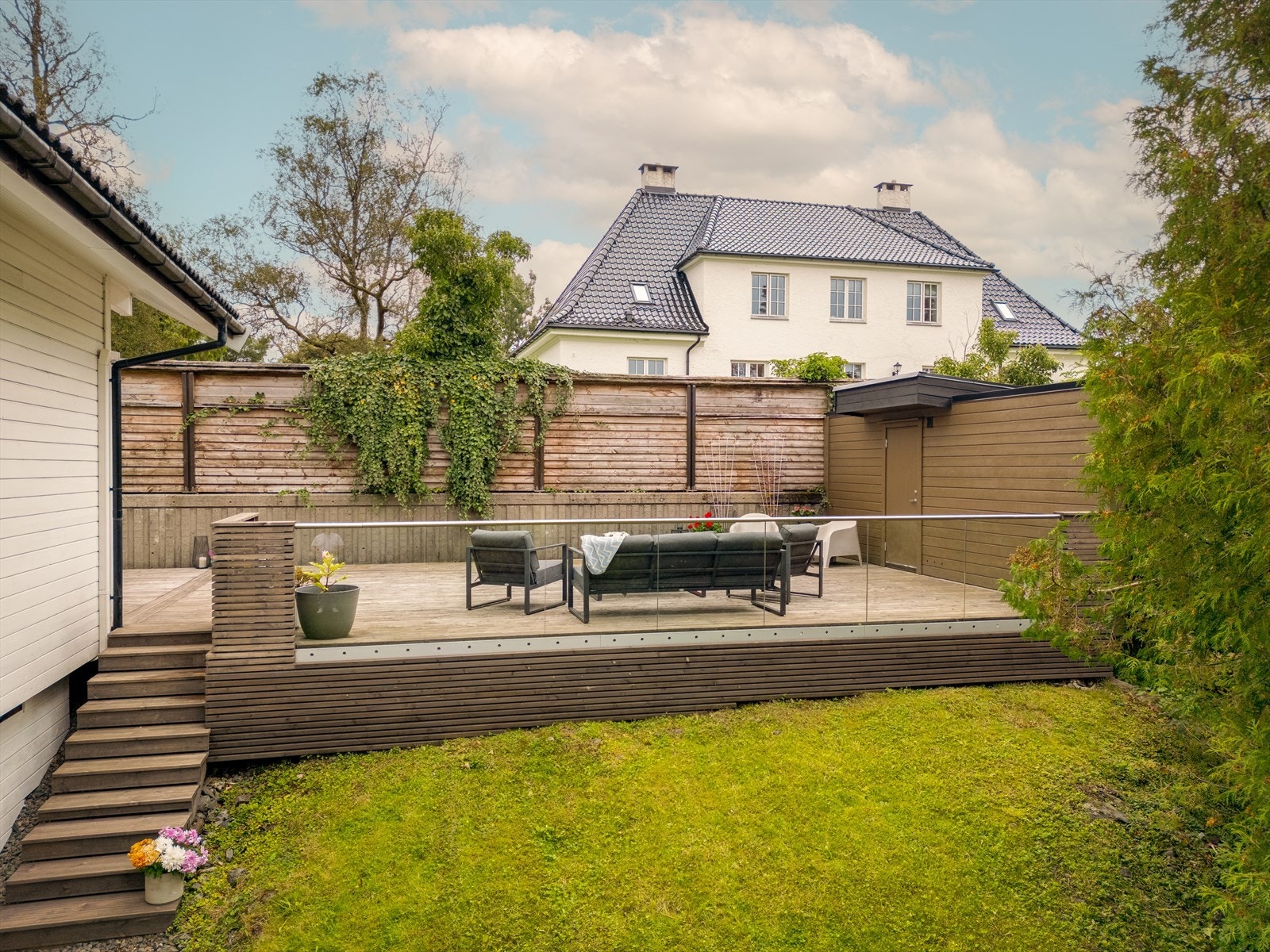 Huset har en perfekt plassering med flotte uteområder. Galleribilde
