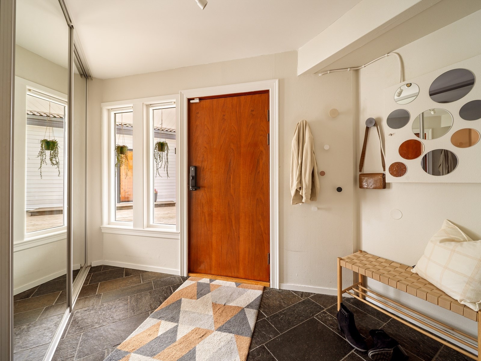 Velkommen inn i en lys og trivelig entrè, innredet med skyvedørsgarderobe. Galleribilde