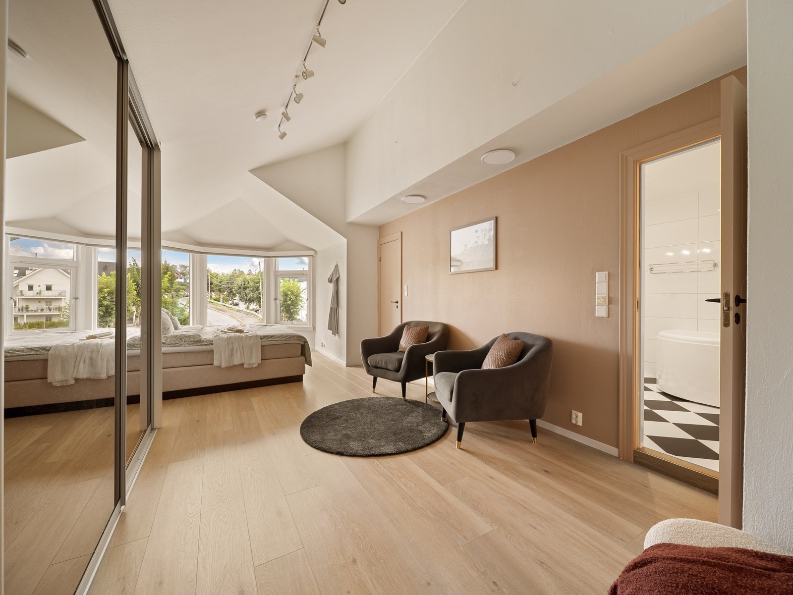 Rommet er innredet med en stor skyvedørsgarderobe med speilfronter. Galleribilde