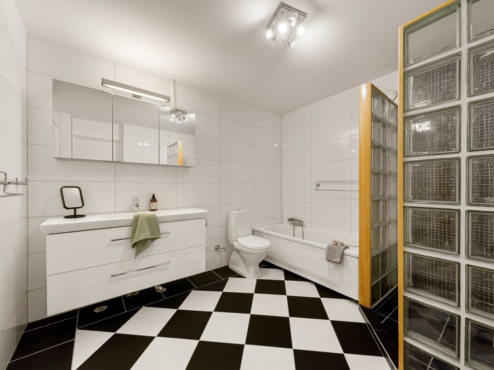 Badet i denne etasjen er helfliset og er innredet med baderomsinnredning med servant, toalett, dusj og badekar. Galleribilde