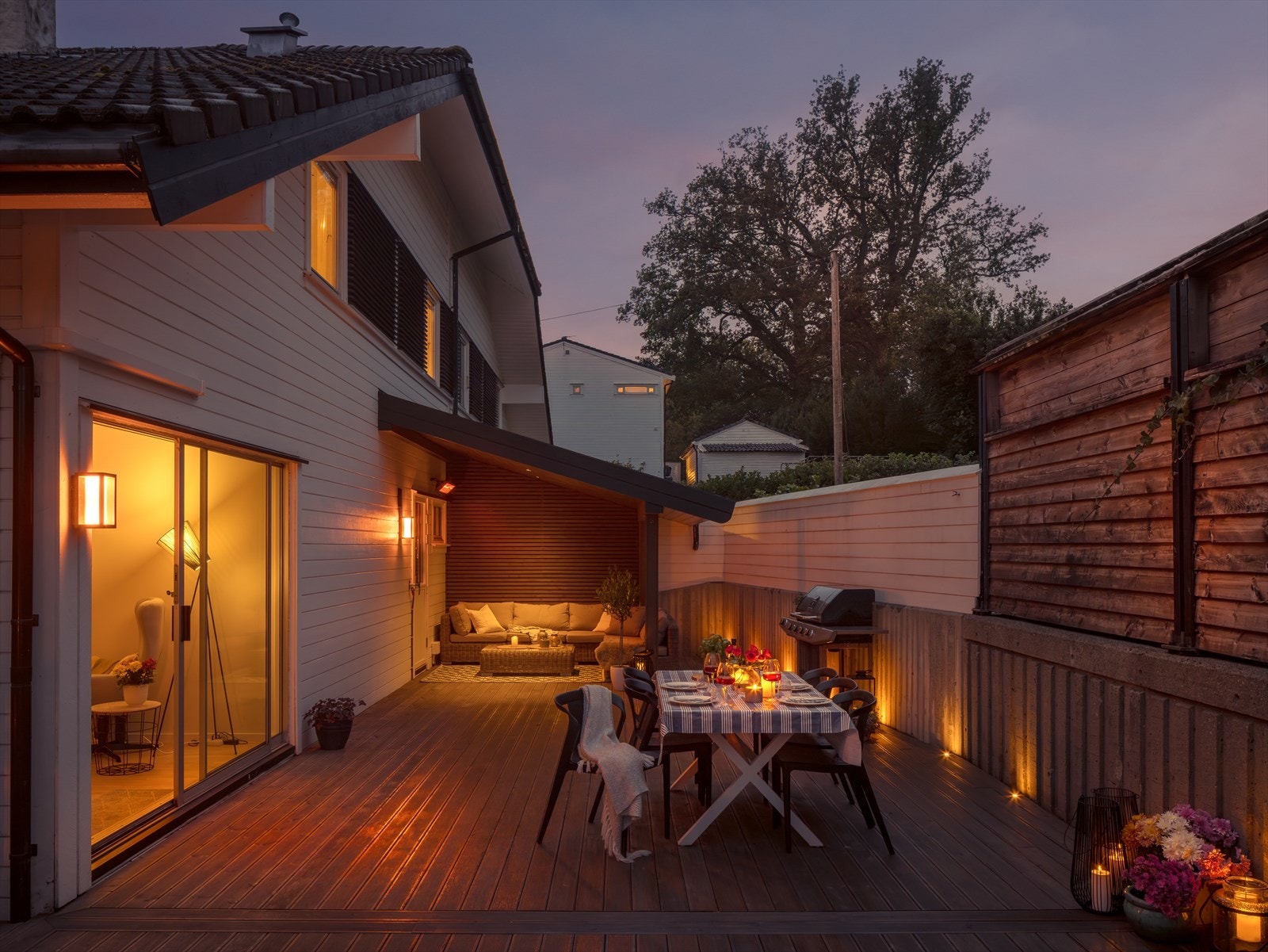 På baksiden av huset er det bygget en herlig terrasse på hele 100 kvm. Galleribilde