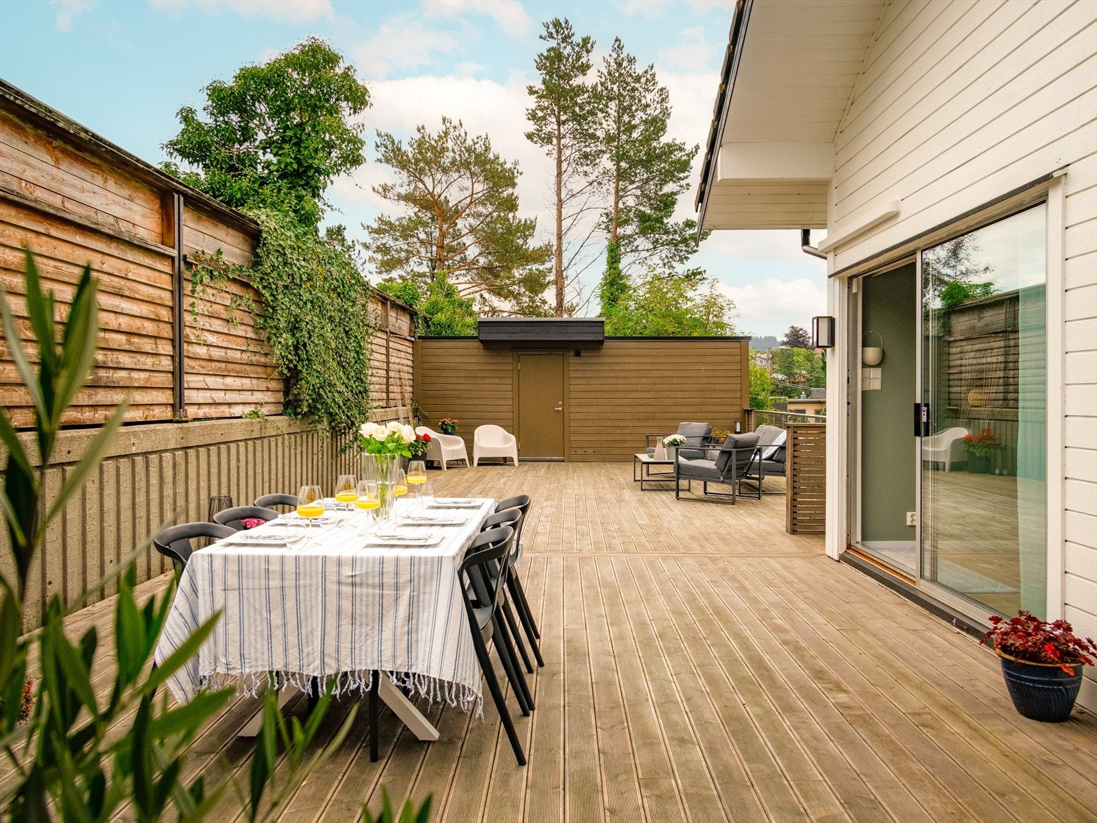Det er god plass til å innrede med ulike sittegrupper og grill. Galleribilde