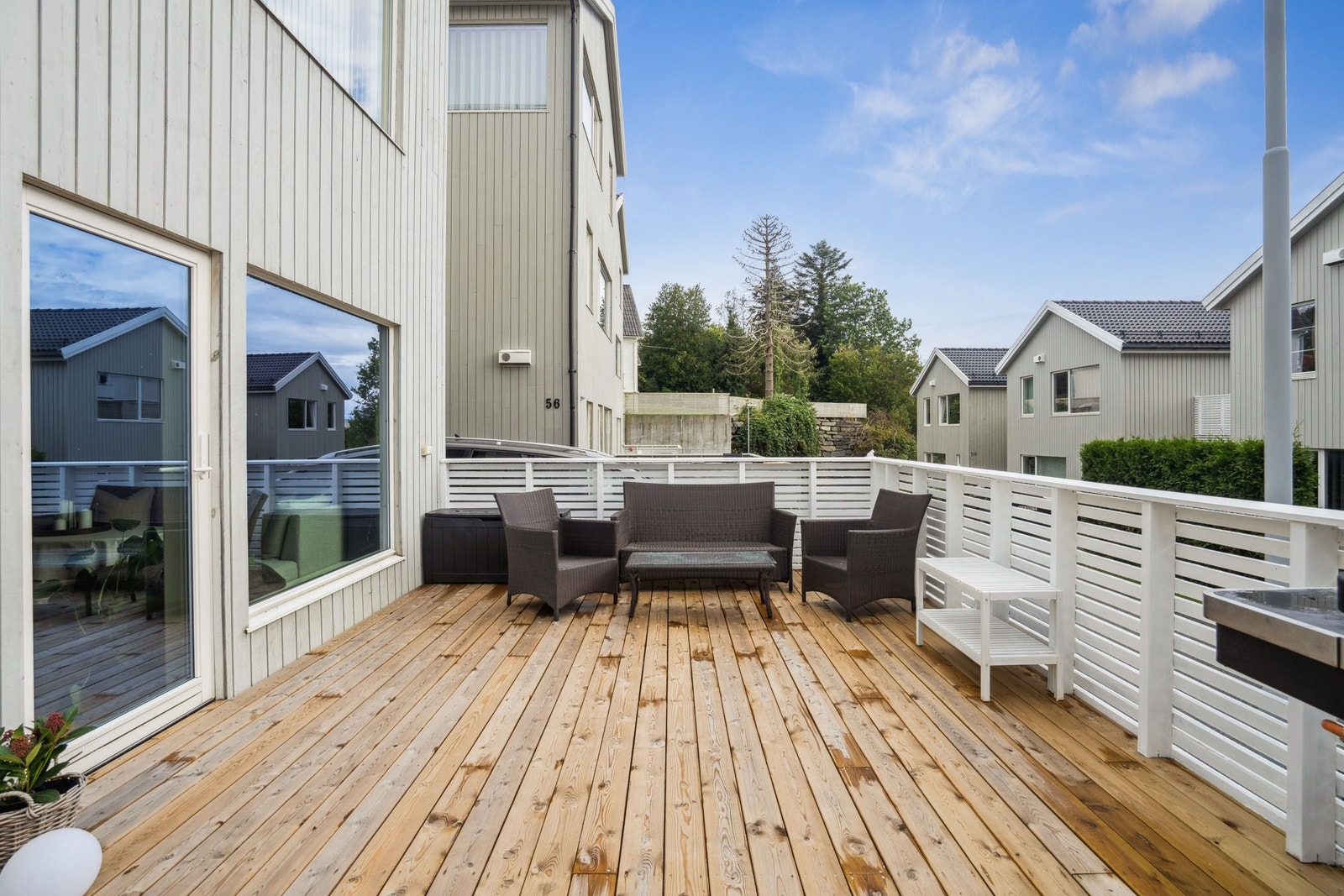 Stor terrasse fra 2025 på ca 25 kvadratmeter med gode solforhold. Galleribilde