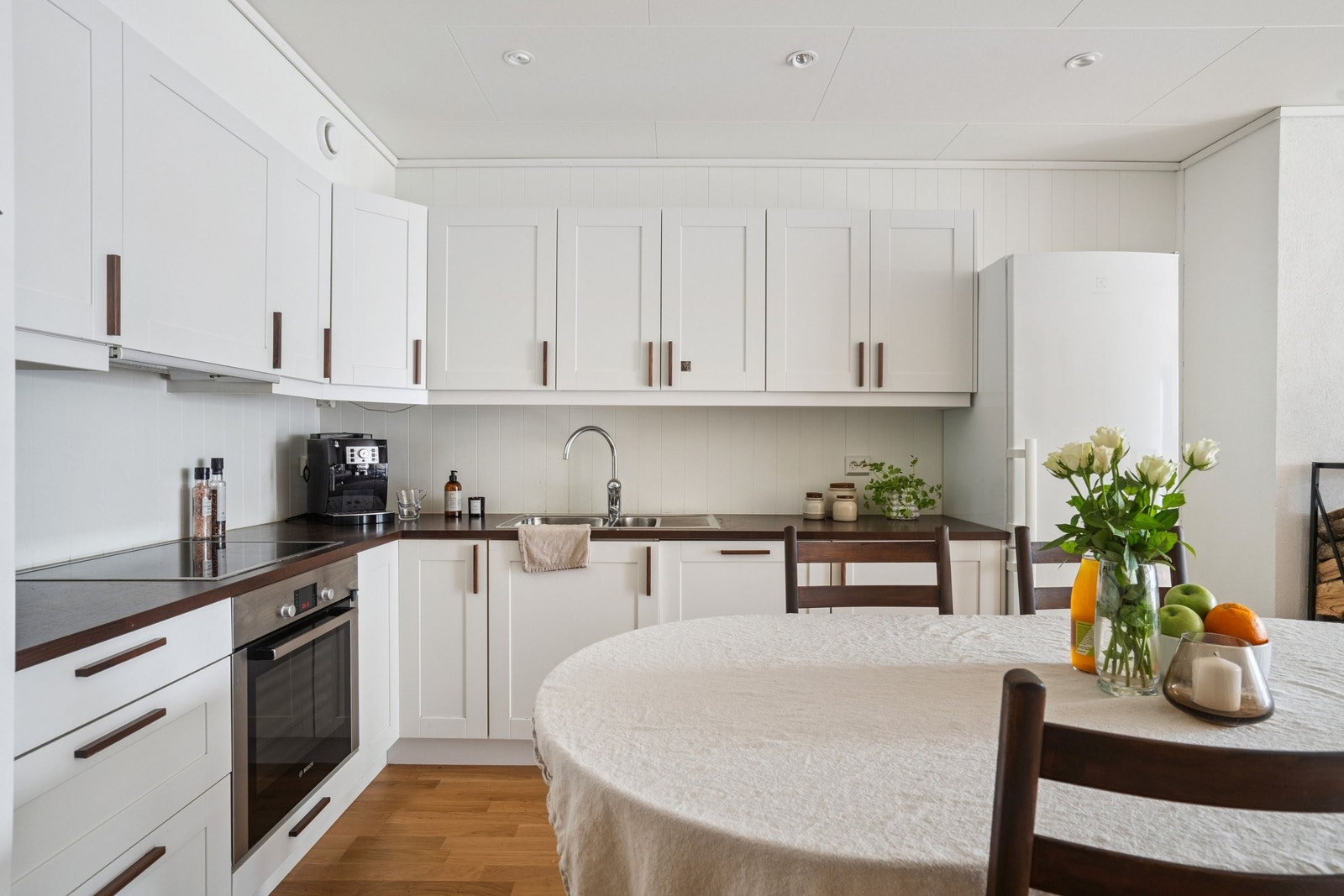 Lyst og moderne kjøkken med integrerte Bosch-hvitevarer. Galleribilde