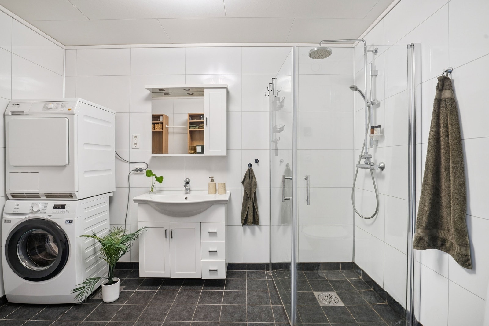 Bad med opplegg til vaskemaskin og tørketrommel. Galleribilde