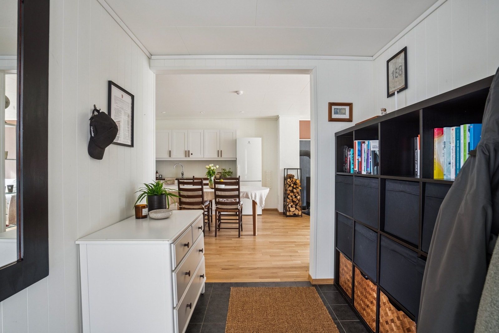 Entre med inngang til kjøkken og stue. Galleribilde