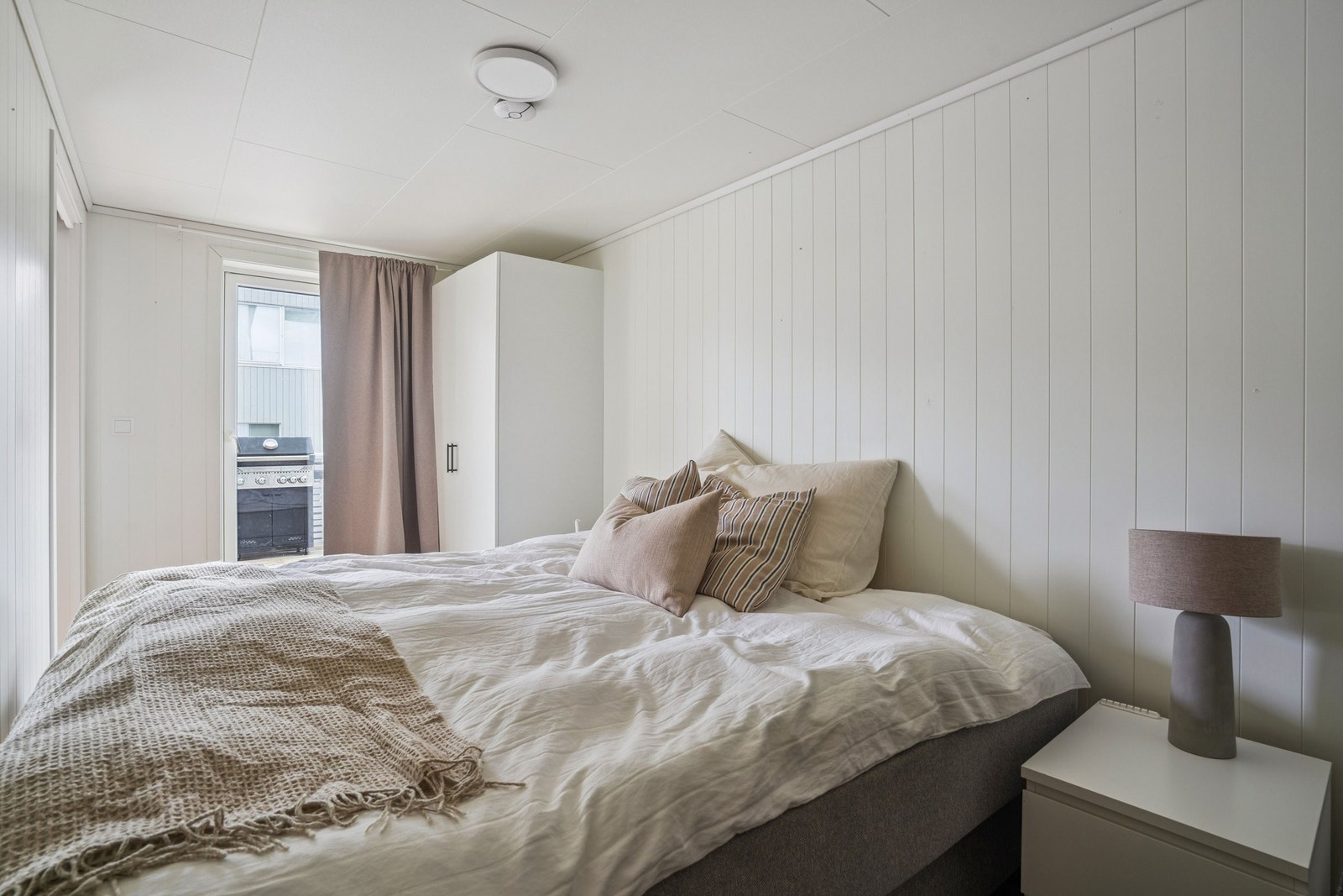 Hovedsoverom. Med 2 innganger og skyvedører. Galleribilde