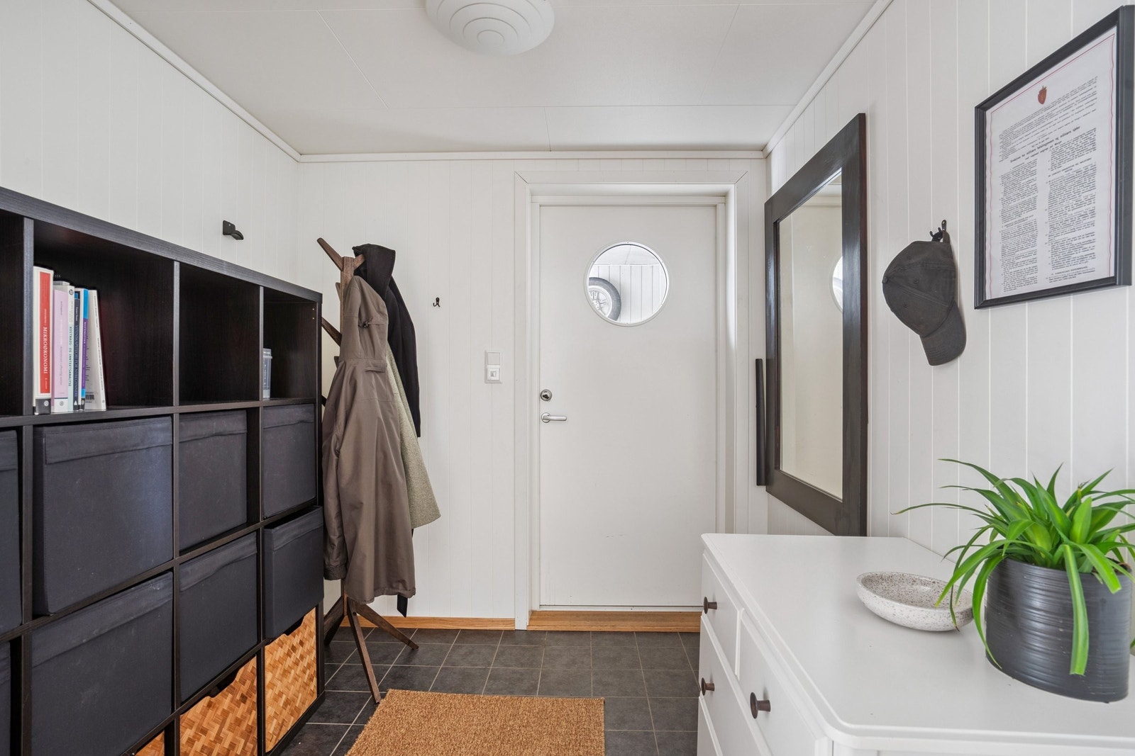 Entre. Med varmekabler i gulv. Galleribilde