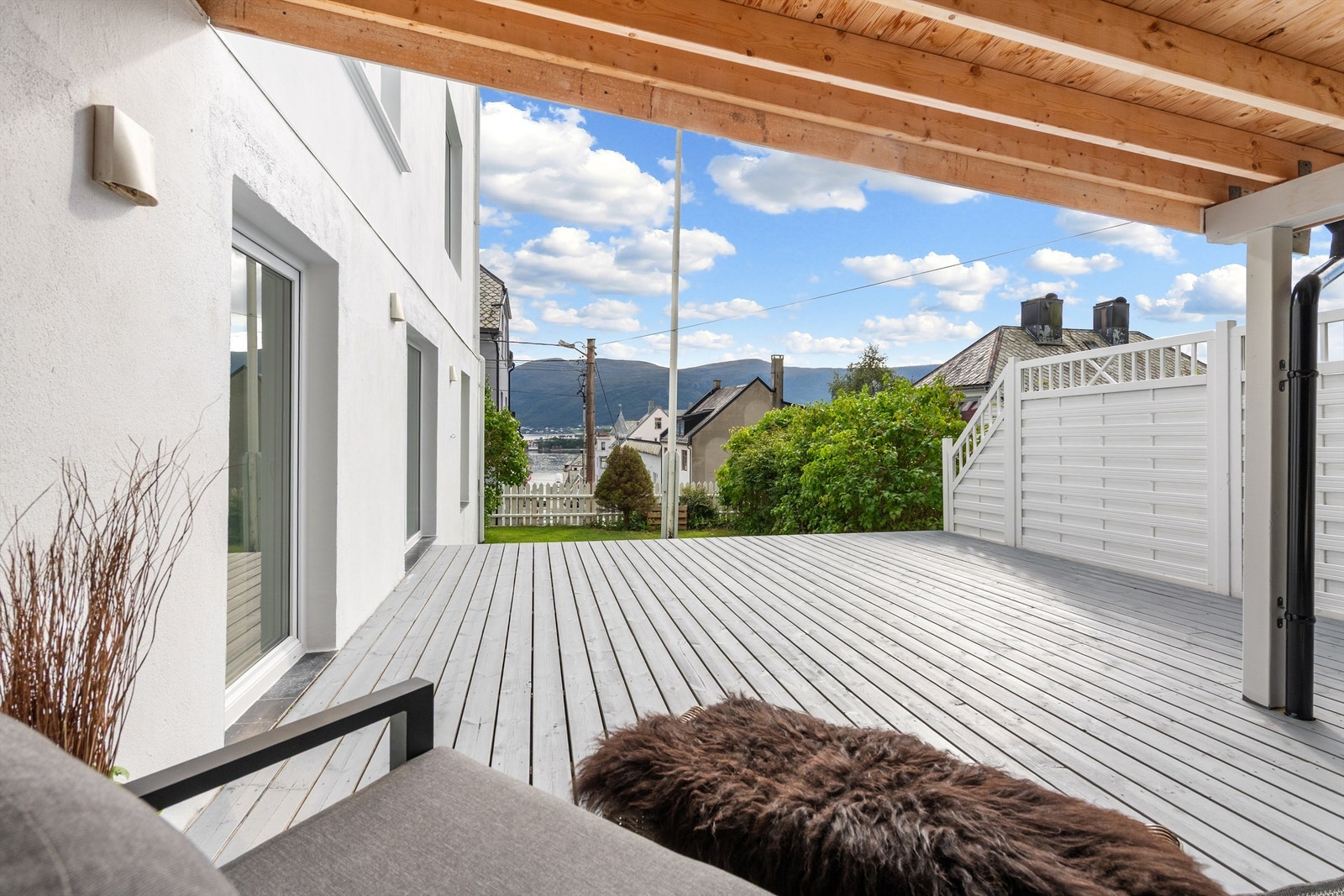 Stor og romslig markterrasse på 37 kvm som dels er overbygd Galleribilde