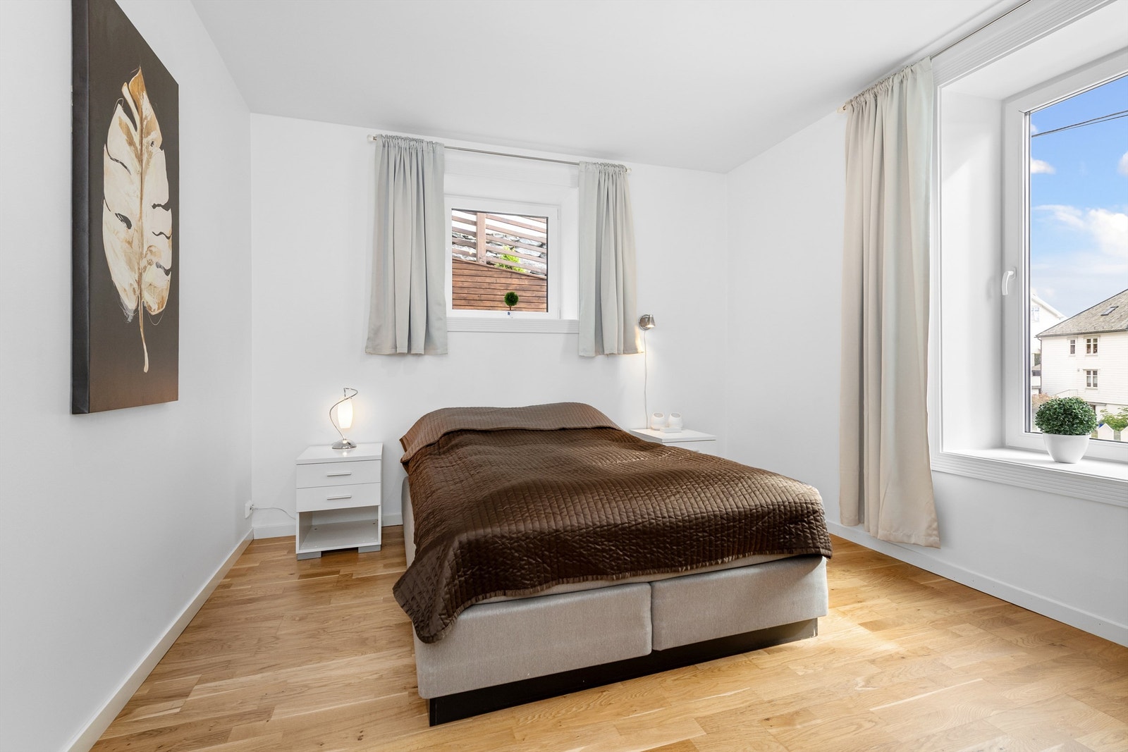 Romslig hovedsoverom med god plass til dobbelseng Galleribilde