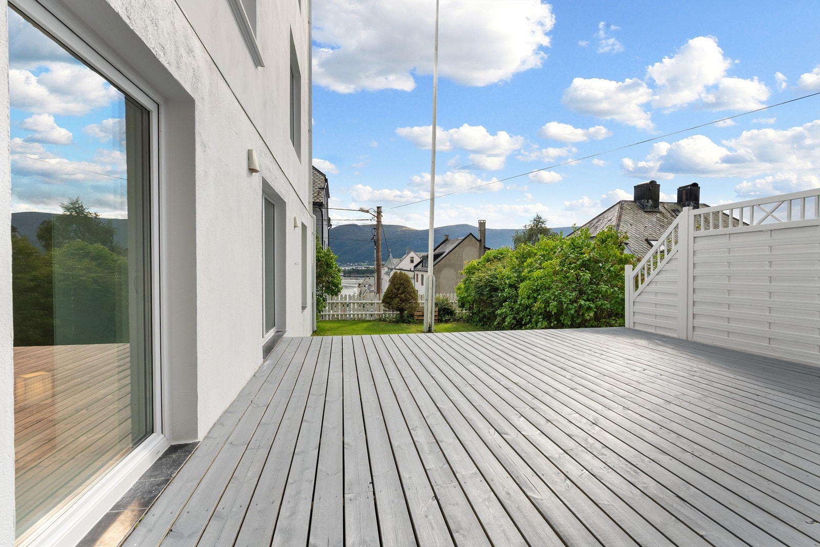 Markterrasse med levegg og tilkomst til hage Galleribilde
