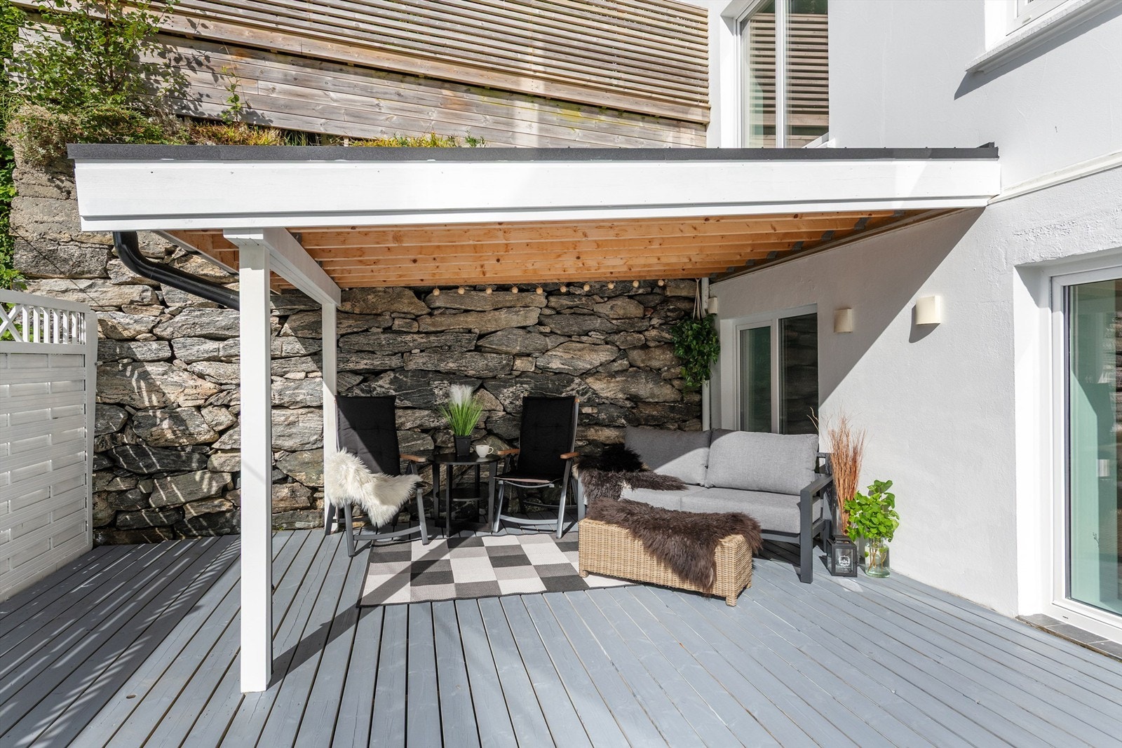 Terrasse med overbygd del mot sydvest Galleribilde