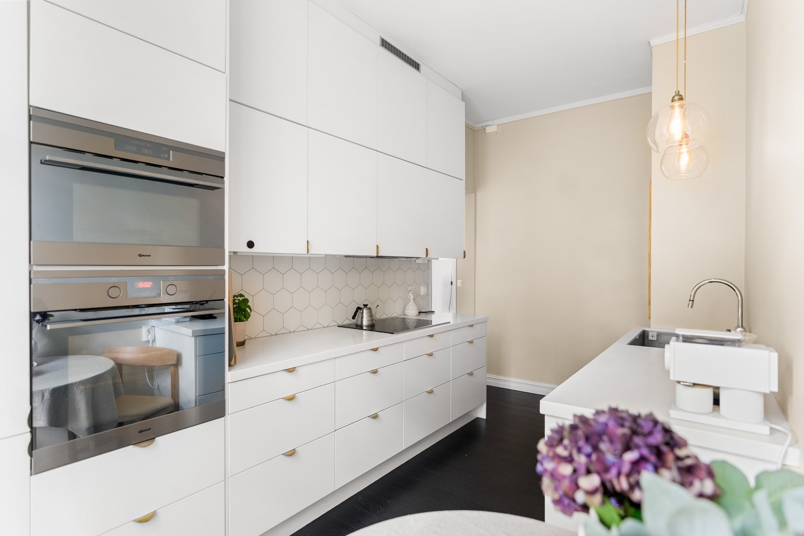 Det er integrert kjøle-/fryseskap, oppvaskmaskin, mikroovn, platetopp og stekeovn. Over platetoppen er det tilkoblet ventilator med kullfilter. Galleribilde