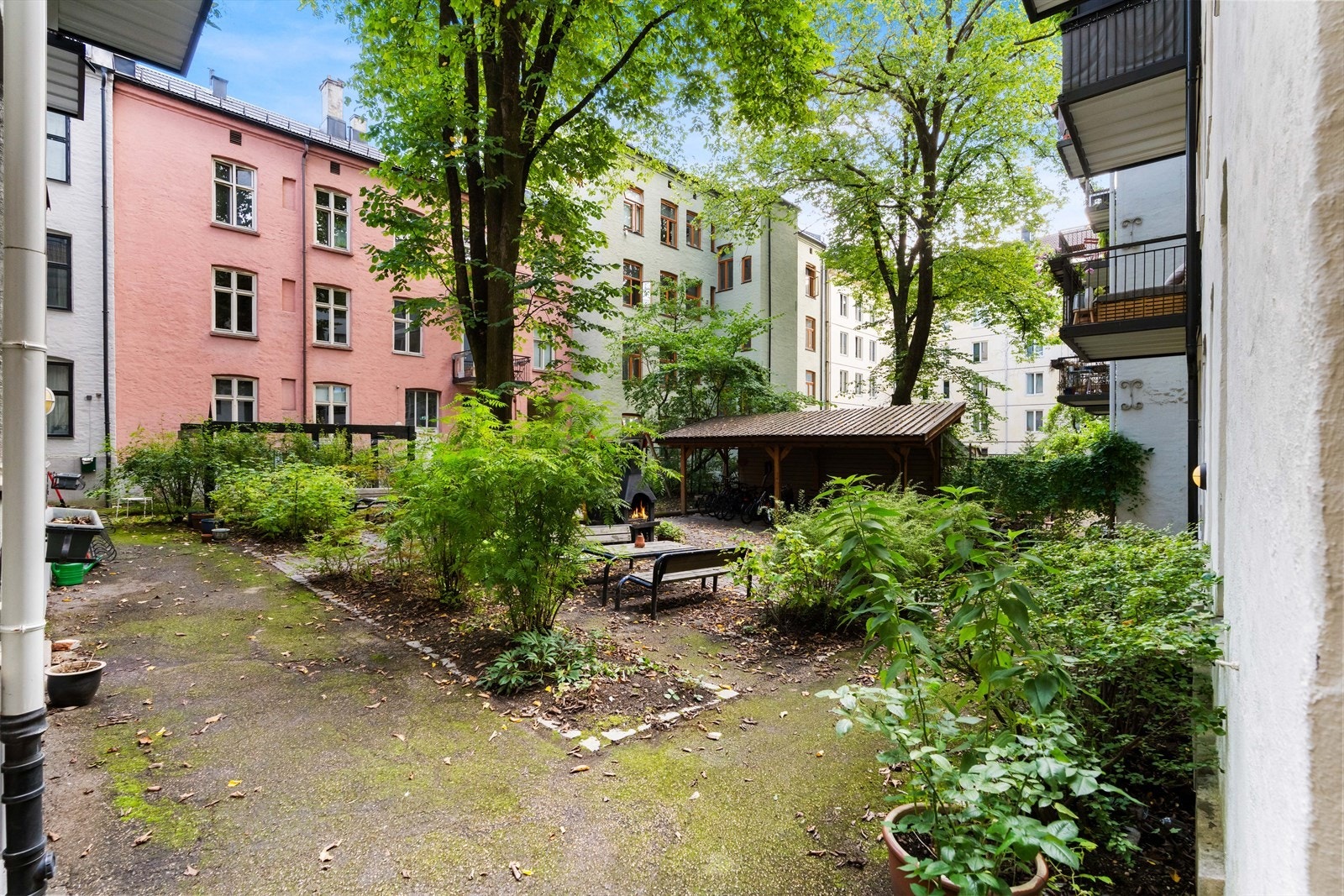 Borettslaget deler bakgård med to sameier og et annet borettslag. I bakgården er det pent opparbeidet med sittegrupper og beplantning samt etablert sykkelparkering. Galleribilde