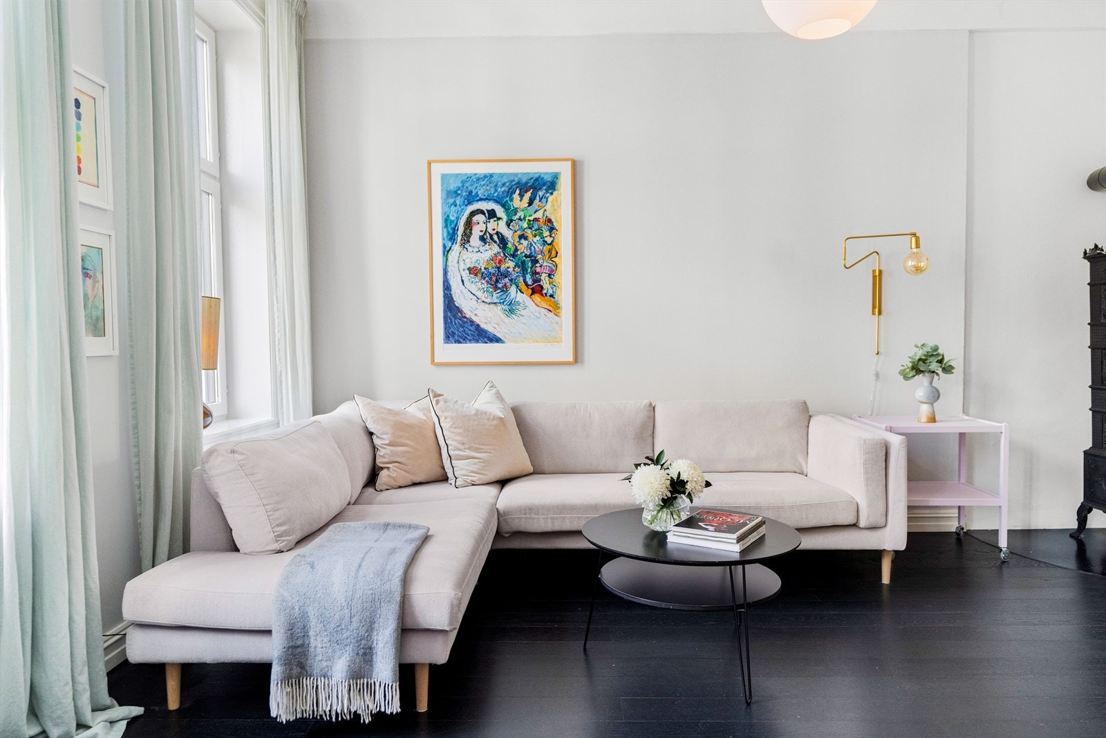Stuen er av fin størrelse, med god plass til sofaseksjon og tv-møbel Galleribilde