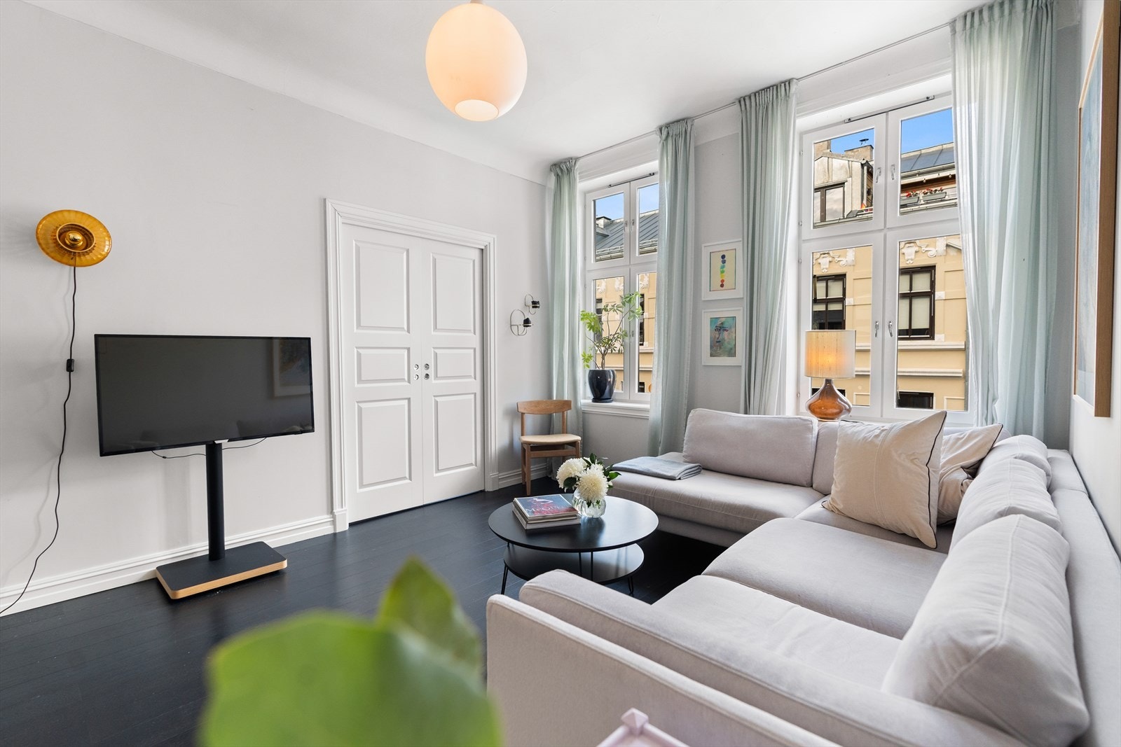 Fra stuen er det inngang til hovedsoverommet via doble skyvedører. Galleribilde