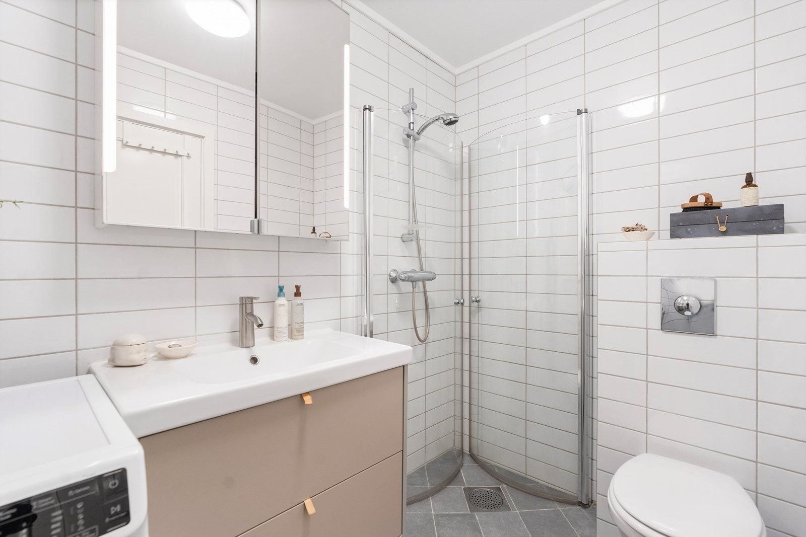 Badet har inngang fra entréen, og ble oppgradert i 2008 i regi av borettslaget. Selger fikk montert ny servant på badet i 2025. Galleribilde