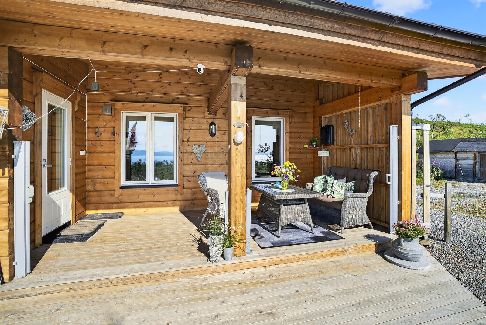 Utenfor er det en platting mot sør, vest og nord. Galleribilde