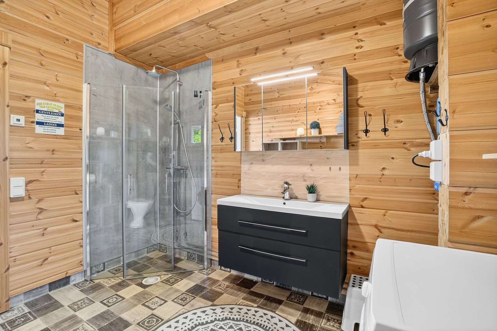 Her er det opplegg for vaskemaskin, dusjhjørne, toalett og servant med belyst overspeil. Galleribilde