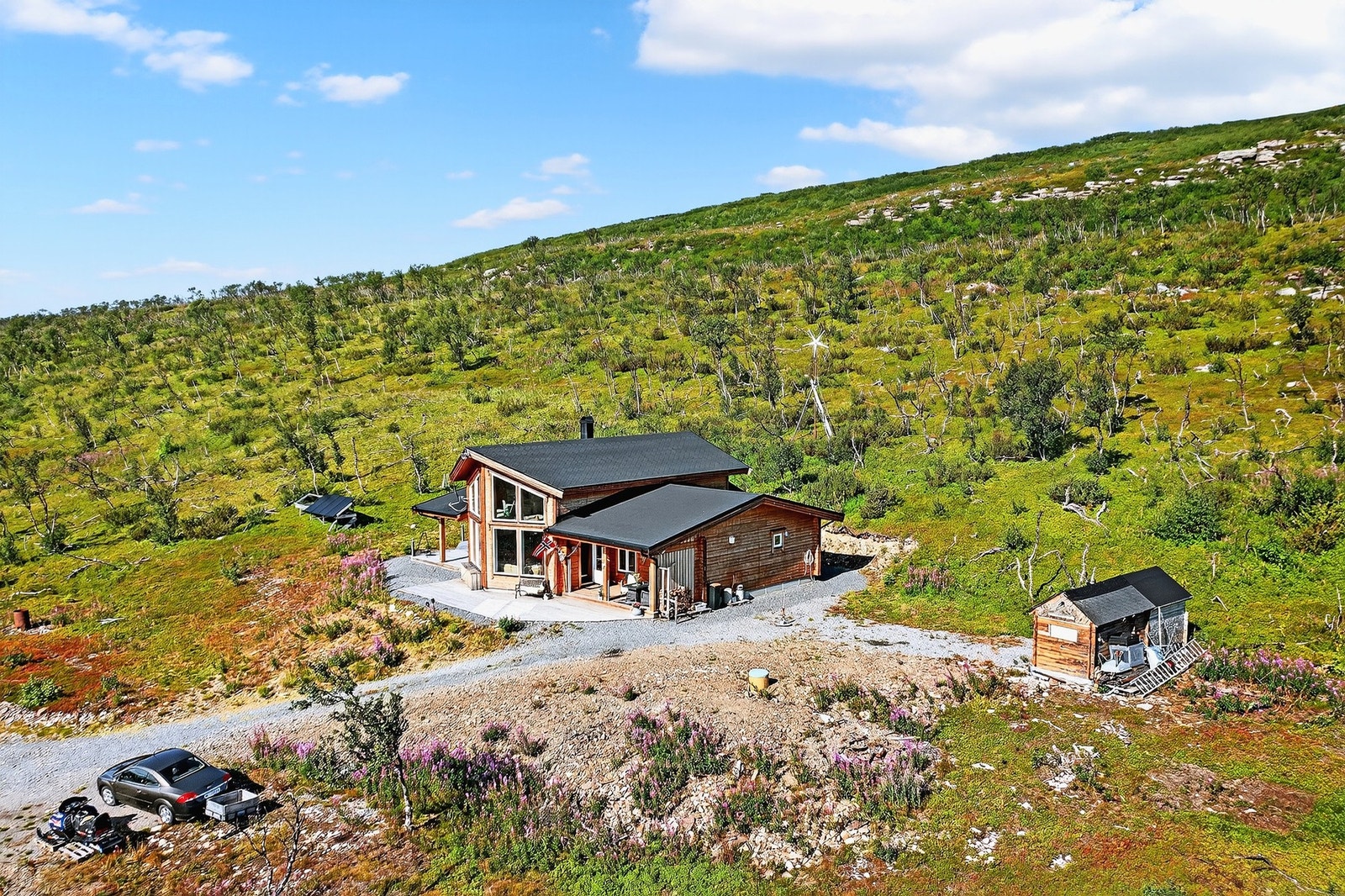 Eiendommen ligger i Andersby/Makkenes, like ved mørkekjøringsbanen. Galleribilde