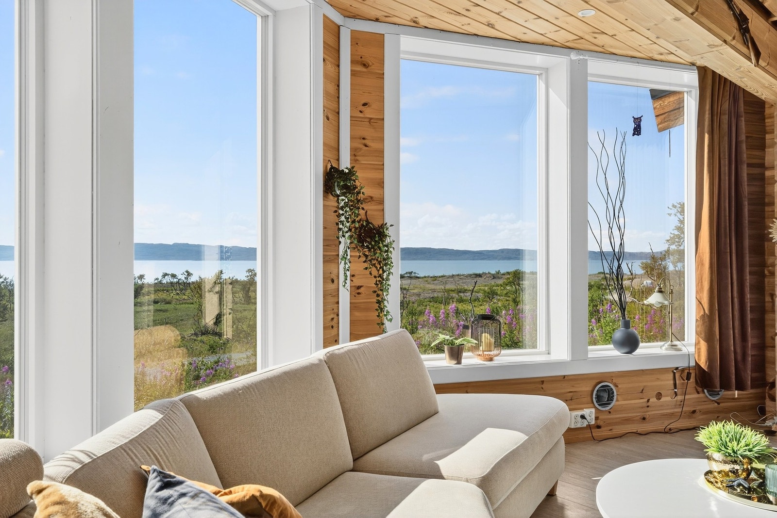 Store vindusflater i flere himmelretninger slipper inn rikelig med dagslys. Galleribilde