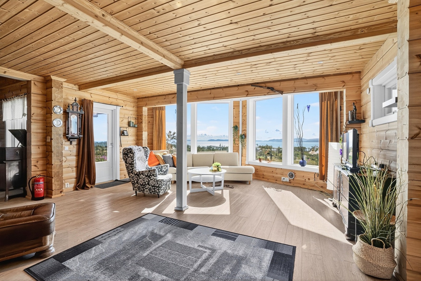 Velkommen inn! i hovedetasjen er det bad, tre soverom, entré og en romslig stue. Galleribilde