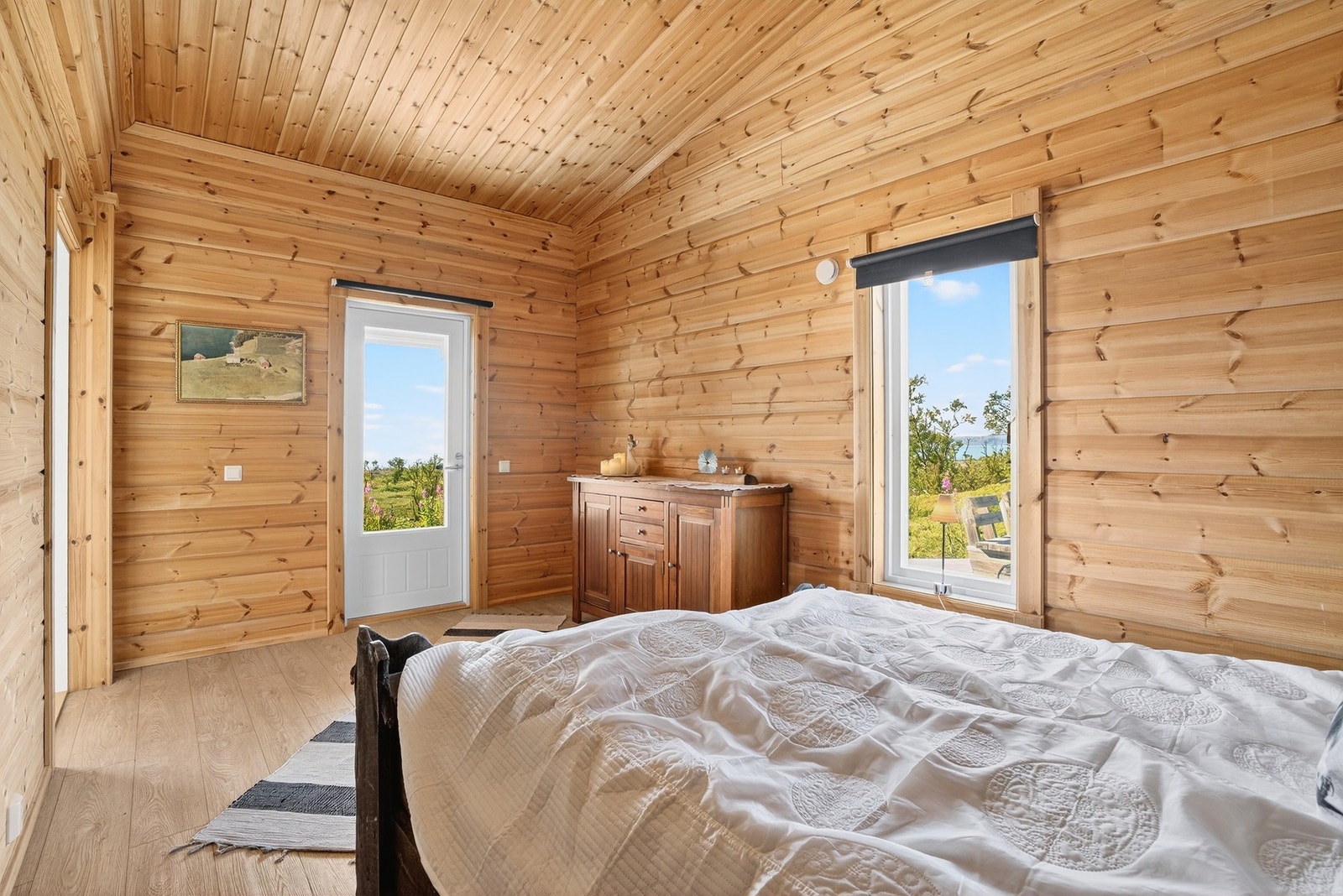 Her er det god plass til dobbeltseng, og det er balkongdør ut. Galleribilde