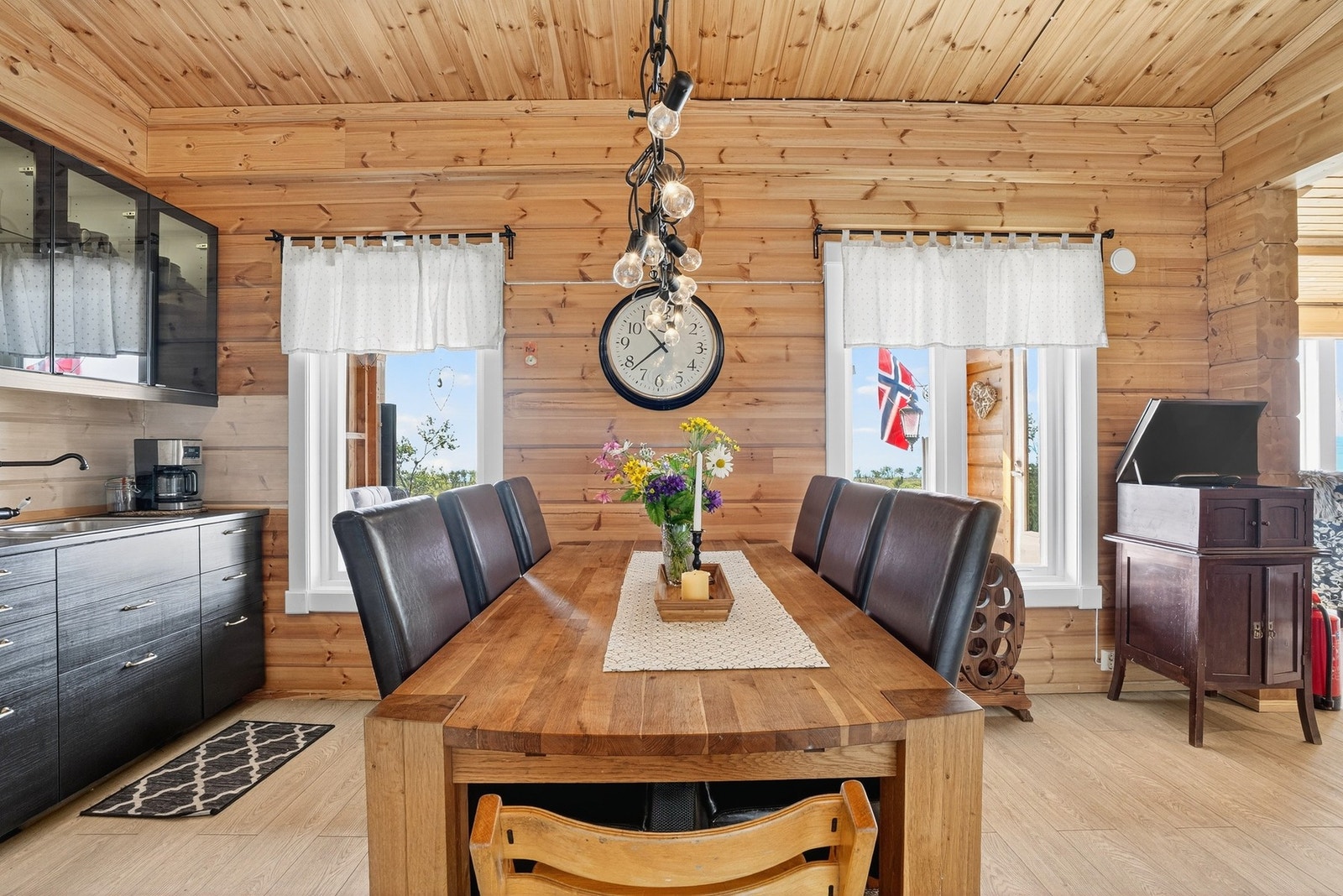 Ved kjøkkenet er det også en luftig spisestue. Galleribilde