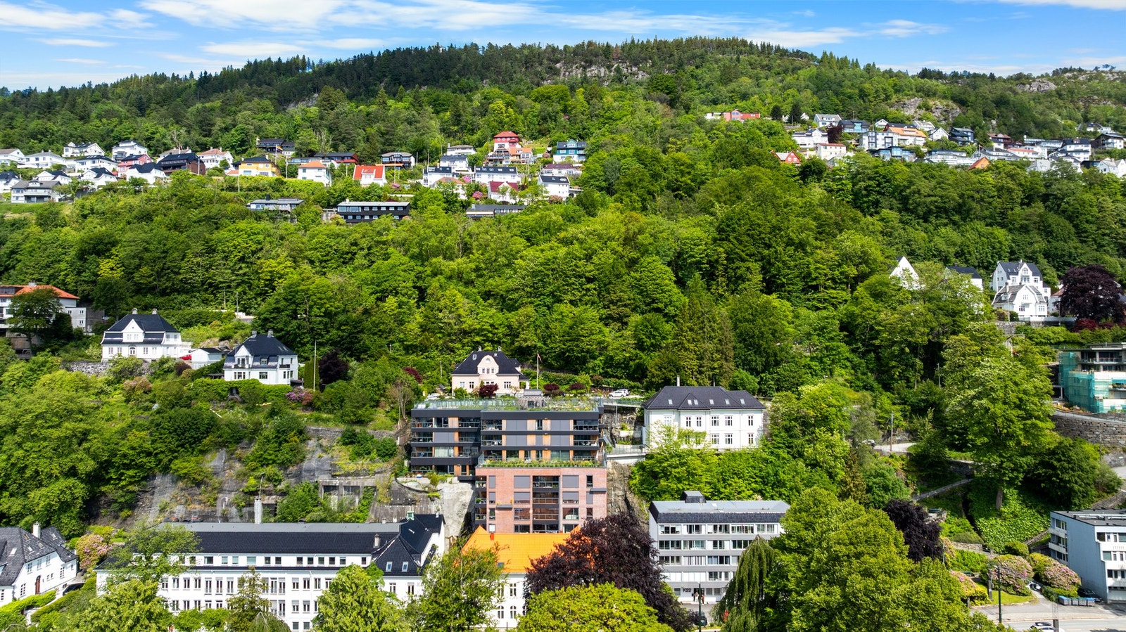 Beliggende strategisk plassert mellom sentrumskjernen, den kommende bystranden og med byens trolig fineste turterreng like bak bygget. Galleribilde