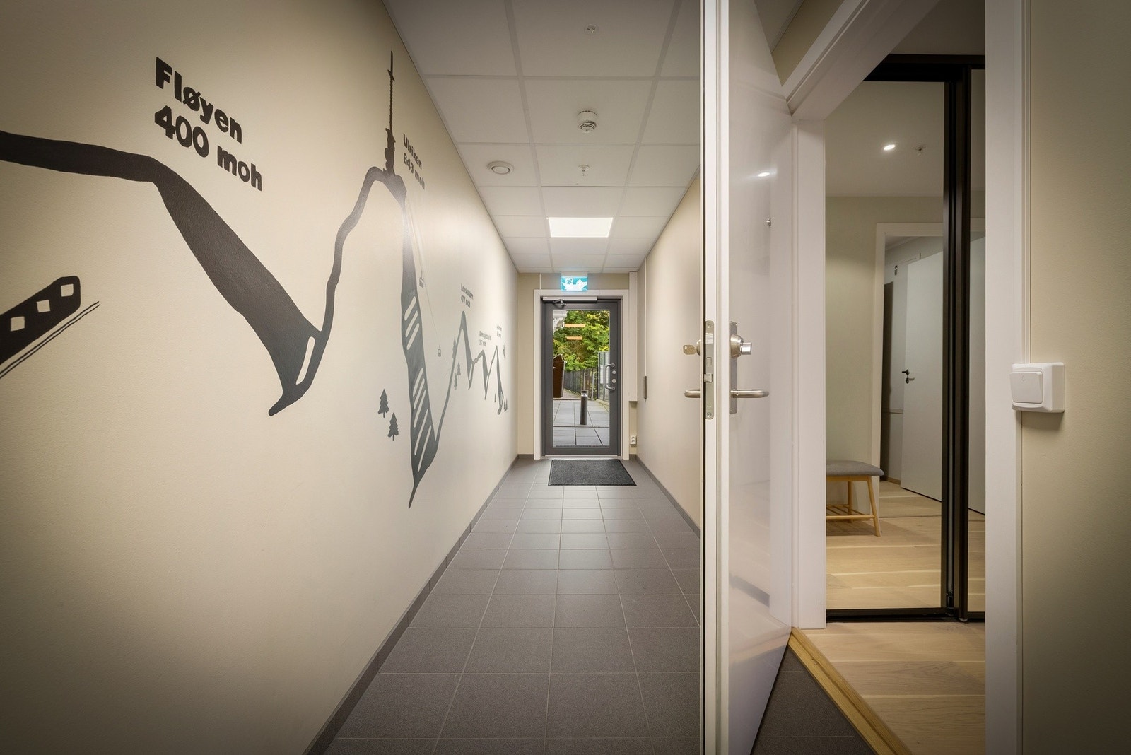 Det er også enkel tilkomst fra baksiden av bygget som har trase direkte til leilighetens etasje. Galleribilde