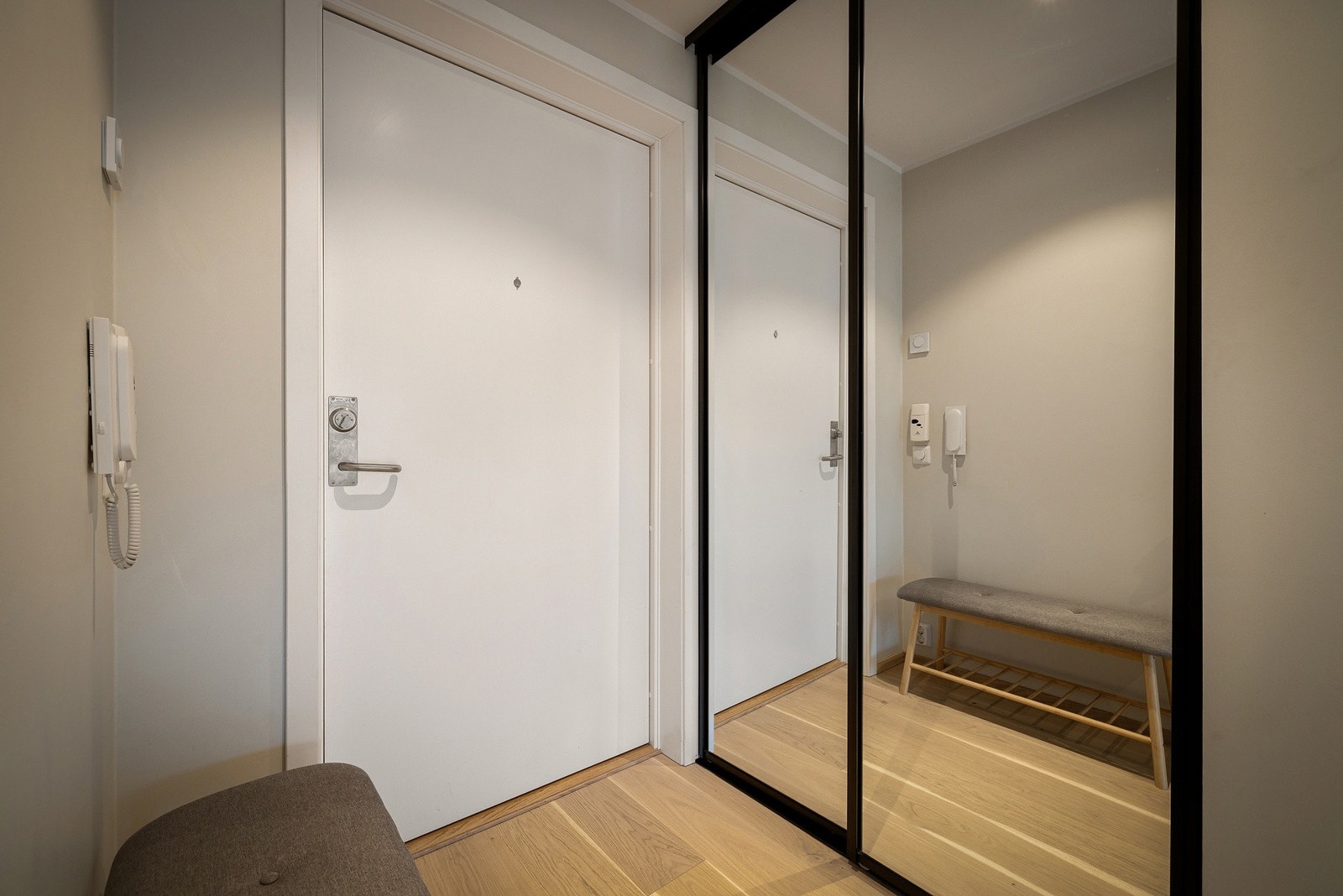 Velkommen inn -
God garderobeplass i skyvedørsgarderobe med speilfronter. Porttelefon med aut. åpner til byggets hoveddør. Galleribilde