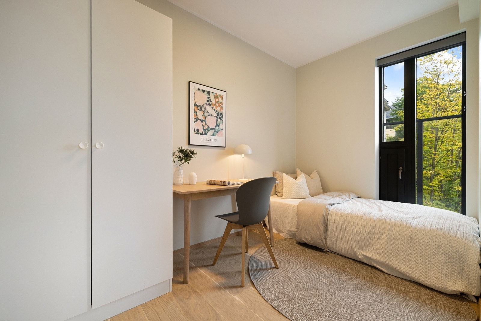 Bildet viser leilighetens soverom 2 som har et areal på 7,5 m². Det er montert tilpassede plissegardiner til begge soverommene. Galleribilde