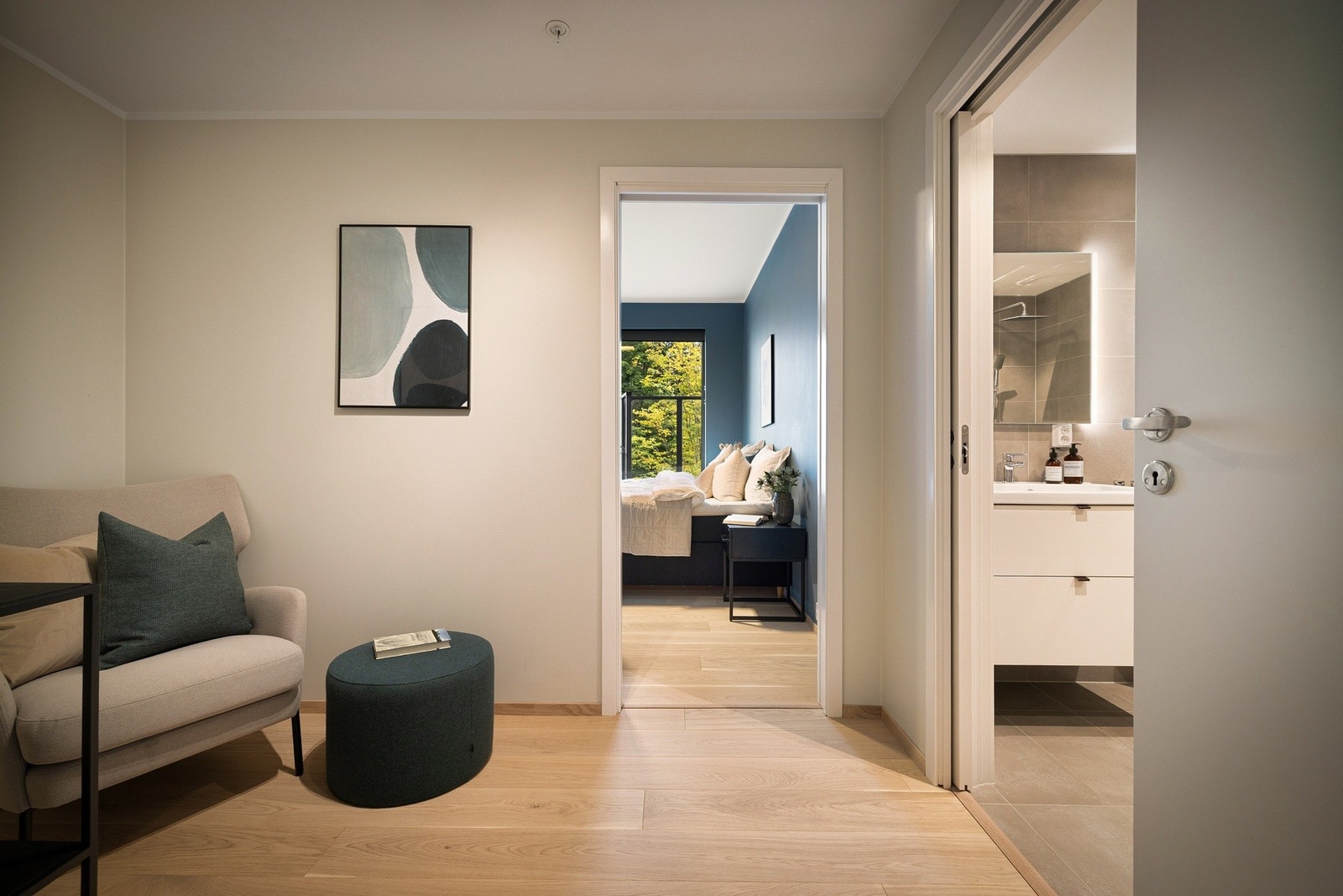 Rommet "Walk-in closet" som er i tilknytning til hovedsoverommet er på 5,6 m² Galleribilde