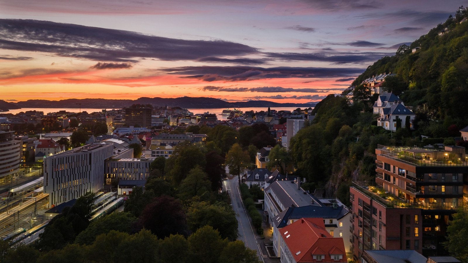 Her får du kort gangavstand inn til sentrumskjernen og tilsvarende kort avstand opp til turterrenget i Fjellsiden like bak bygget. Galleribilde