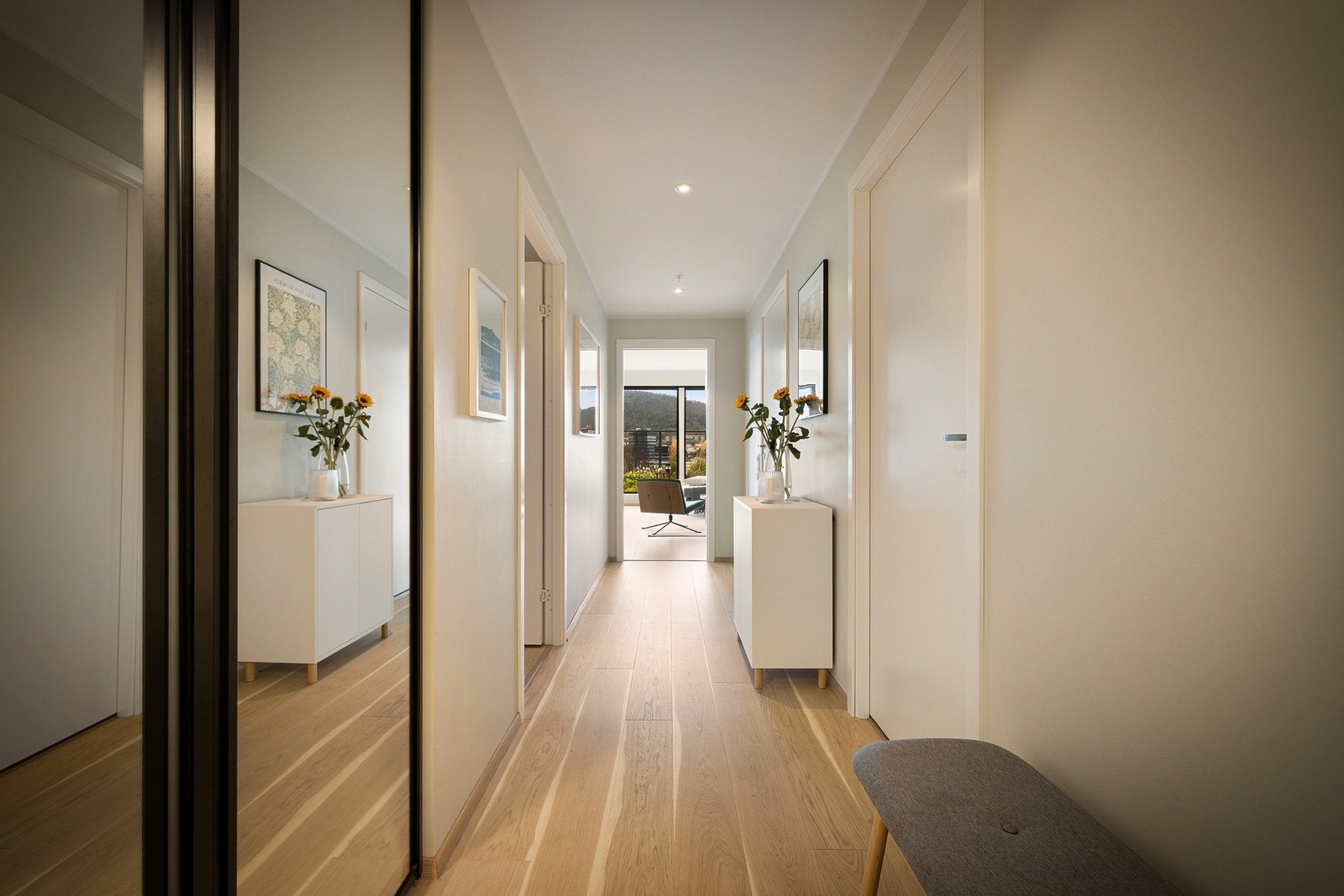 Gangen som har et areal på 7,6 m² har 1-stavs eikeparkett og vannbåren gulvvarme. Galleribilde