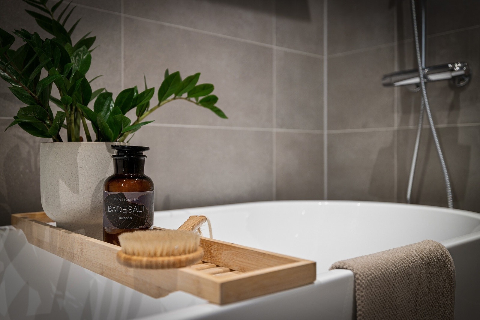 Dette badet har både badekar og dusjløsning. Det er varmekabler i gulvet på begge baderommene. Galleribilde