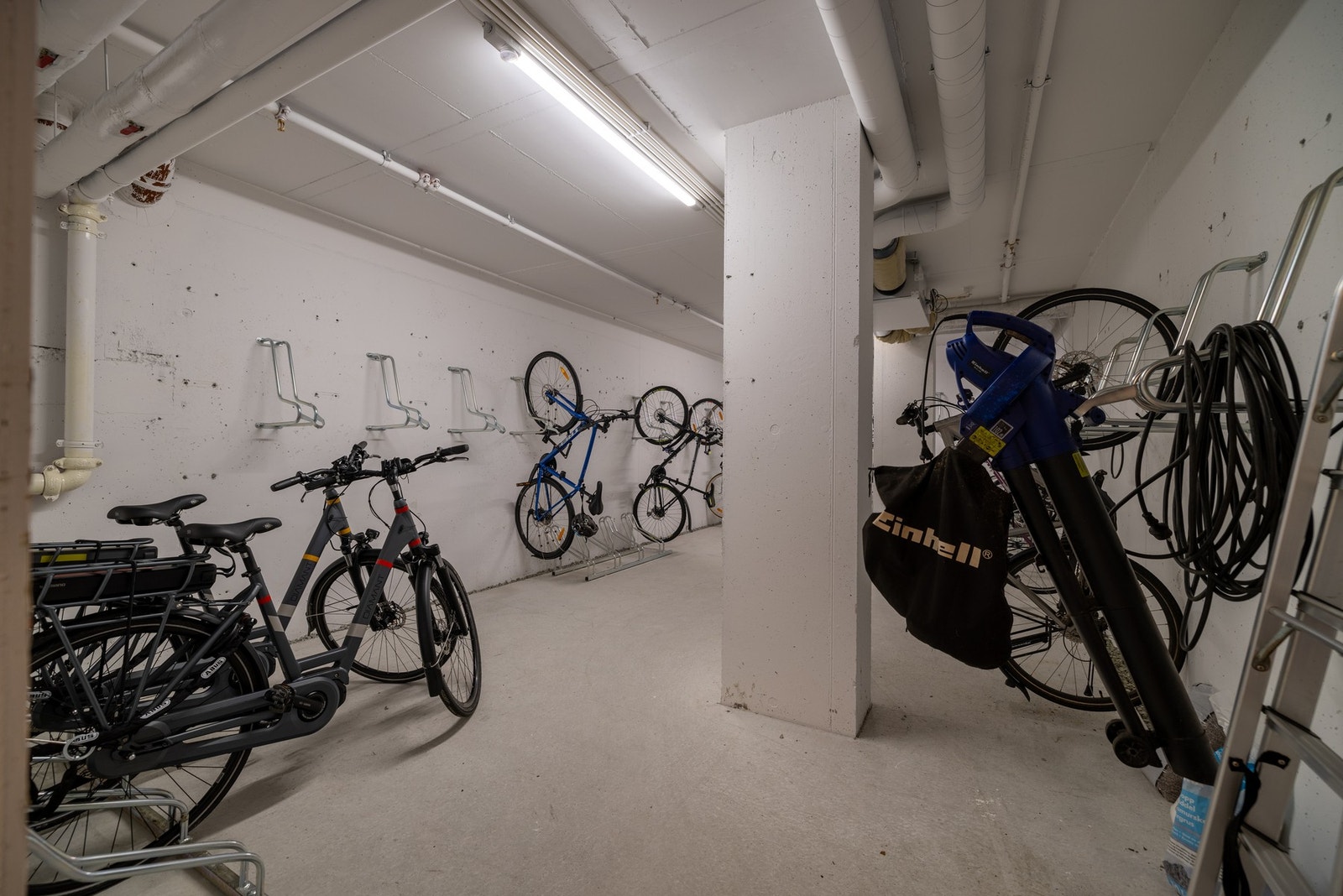 Ved garasjeanlegget er det også egen sykkelparkering. Galleribilde