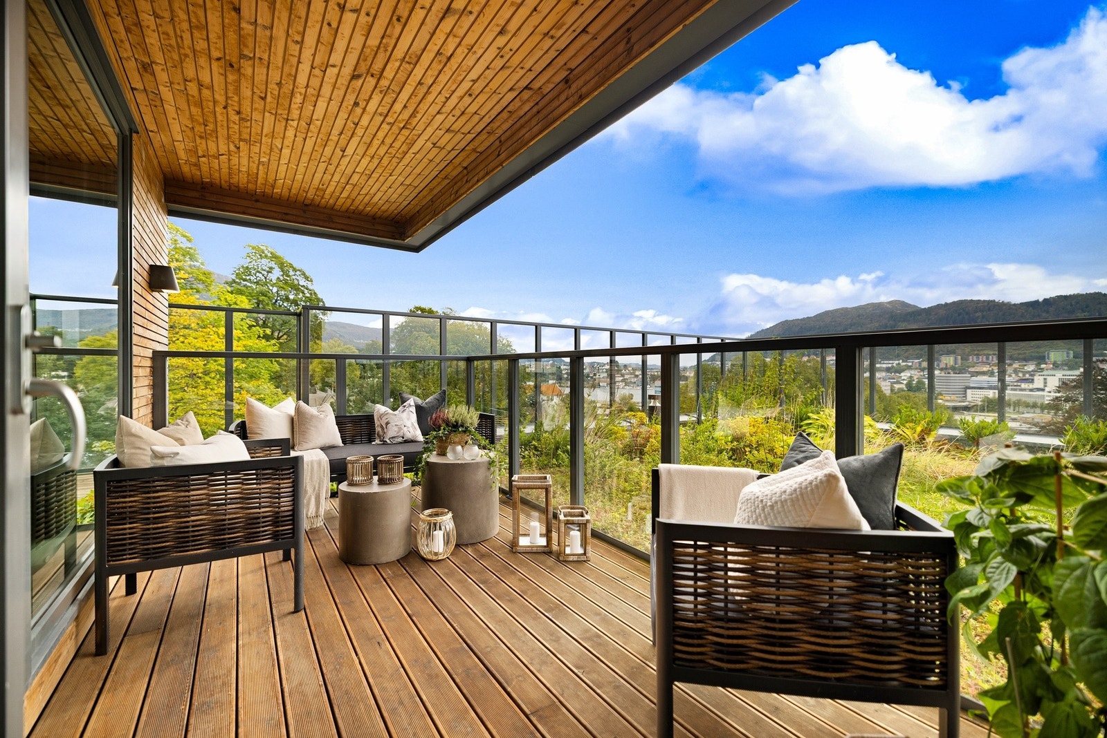 Den private terrassen har plass til sittegruppe, spisebord og grill. Galleribilde