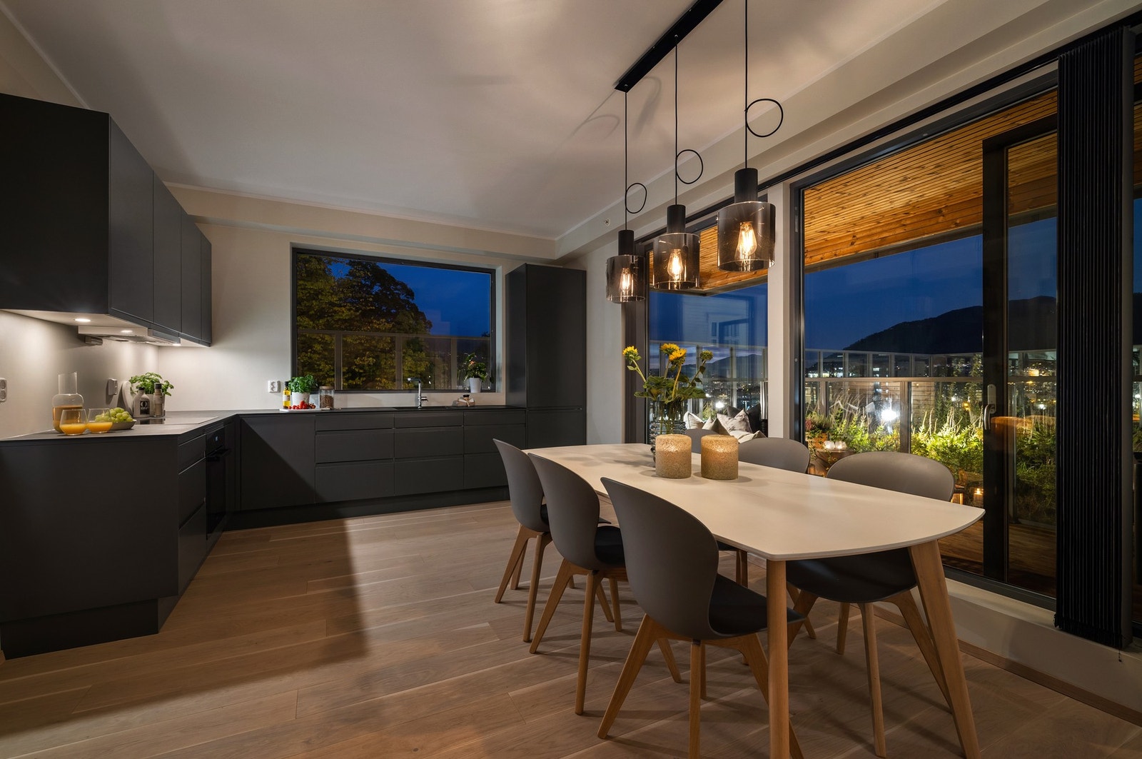 Tidløst og elegant kjøkken. God plass til stort spisebord ved vindusrekken som byr på fin utsikt. Galleribilde