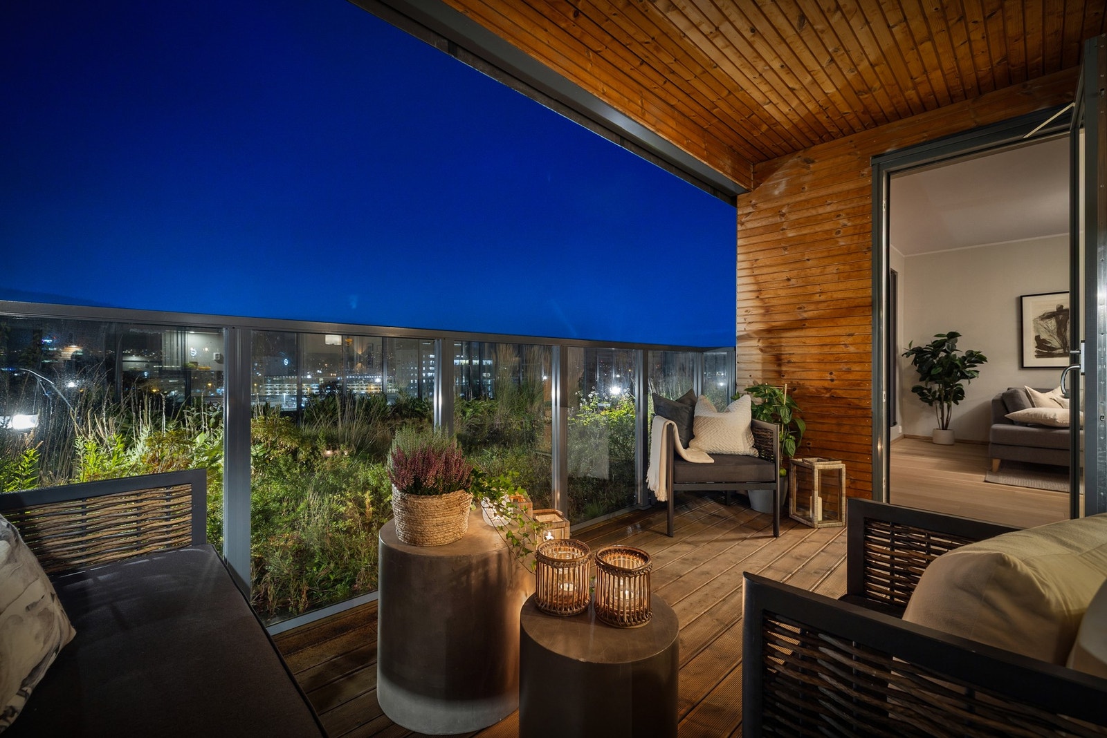 Leiligheten har privat terrasse på 10 m². Terrassens overbygg gjør utearealet brukervennlig også på regnfulle dager. Galleribilde