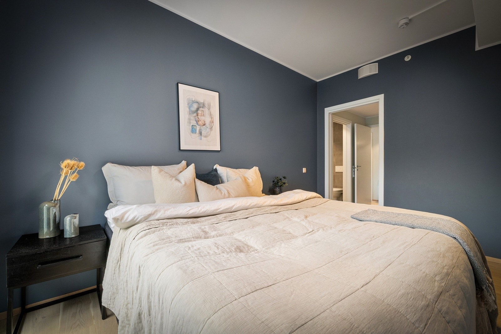 Her får du en master bedroom løsning med eget bad og eget garderoberom. Galleribilde