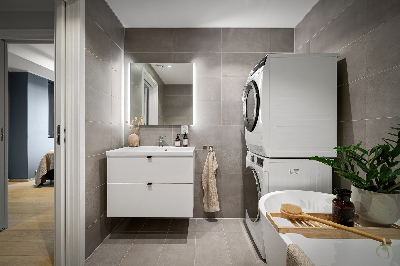 Bad 1 har et areal på 5,0 m². Begge baderommene har fliser på gulv og vegger, på veggene er det 30 x 60 fliser. Galleribilde