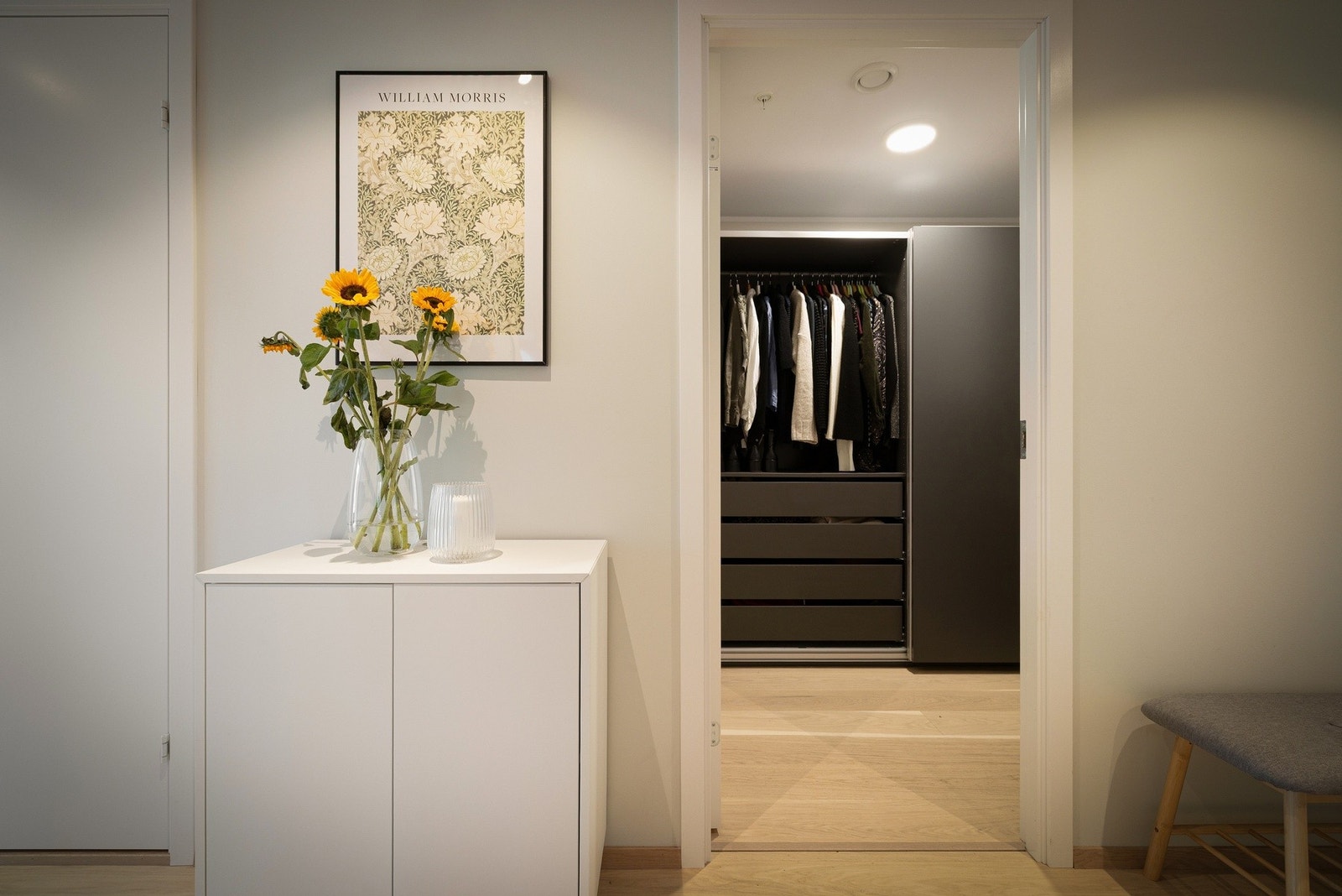 Fra ganger er det tilkomst til bod/garderoberom på 3,8 m². Her er det også skyvedørsgarderobe. Galleribilde