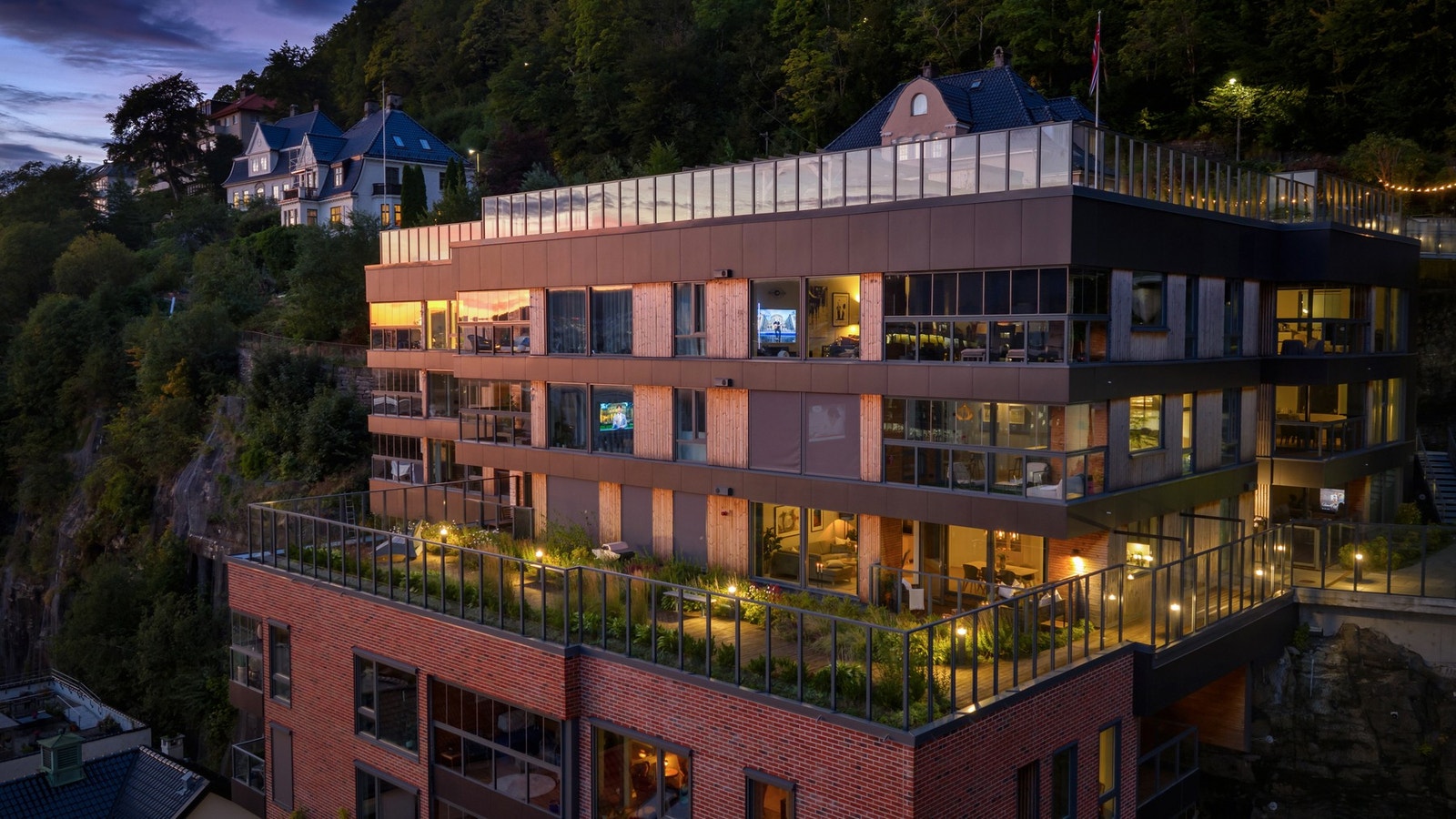 Leiligheten er beliggende på enden i byggets 8 - etasje. Tilkomst via heis eller fra Fjellsiden (Forskjønnelsen) på baksiden av bygget direkte til leilighetens etasje. Galleribilde