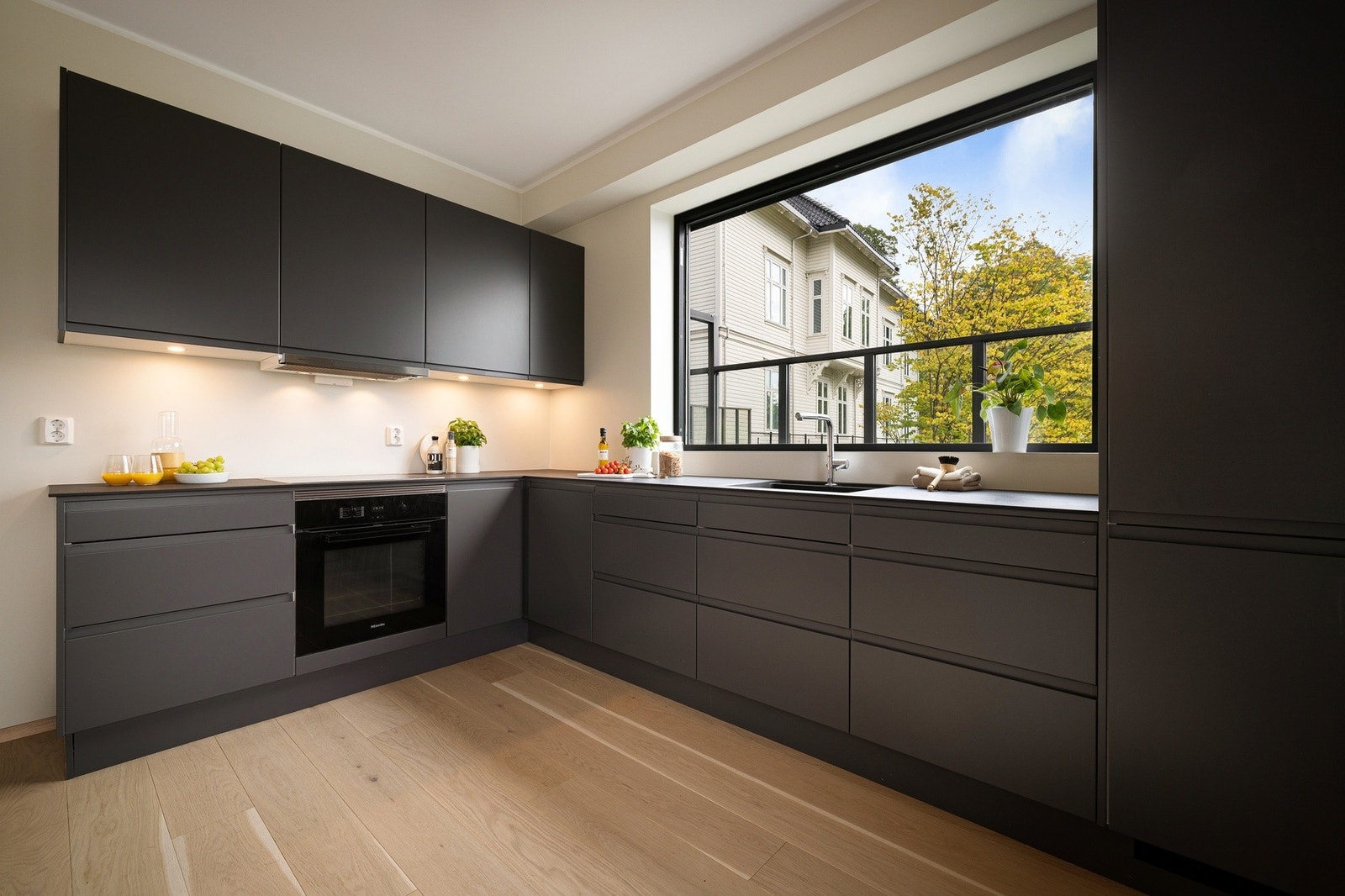 Innredningen er fra Sigdal og de innebygde hvitevarene fra Miele. Galleribilde