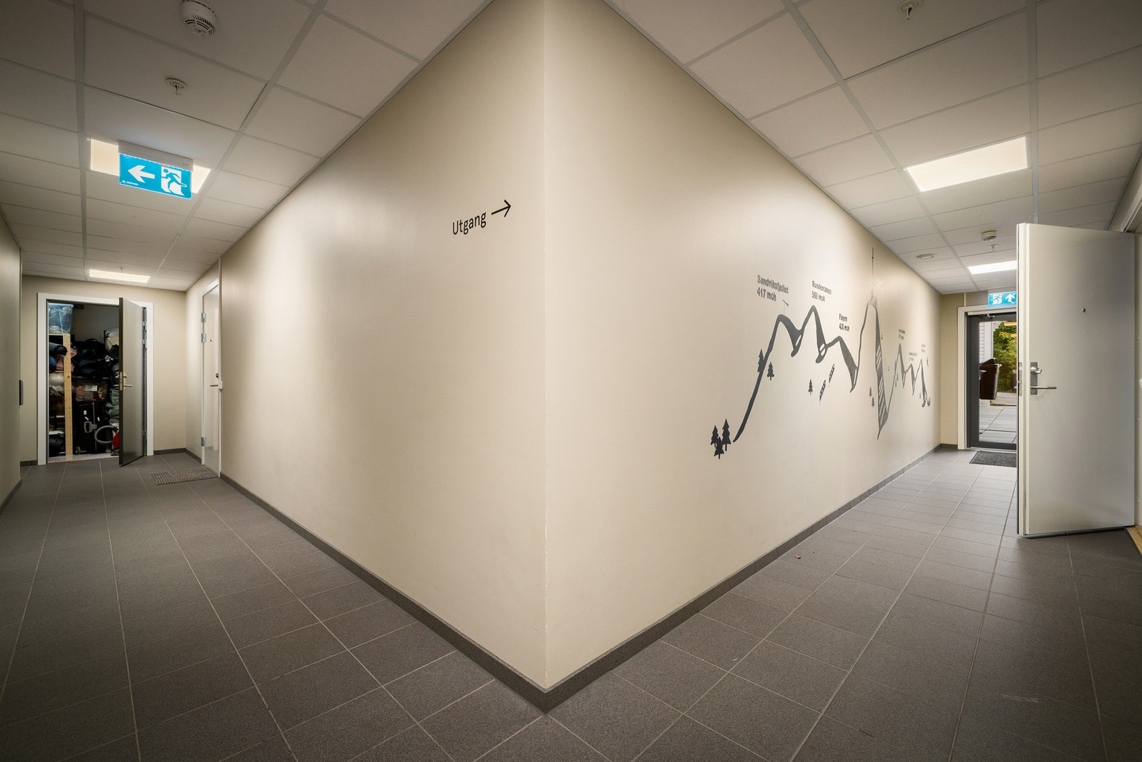 Bildet viser den enkle tilkomsten fra leiligheten (dør til høyre) til den eksterne boden (dør til venstre) Galleribilde