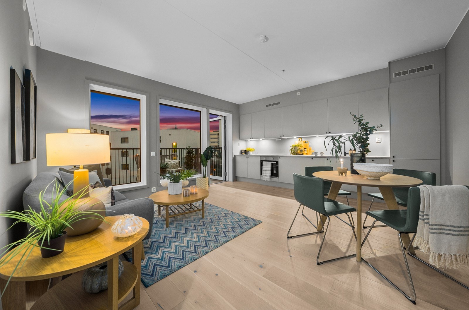 Under overskapene er det montert utenpåliggende spotter med bryter og stikkontakt på vegg. Kjøkkenet har håndtak i Sopran børstet sort, samt fulldempende dører og skuffer Galleribilde