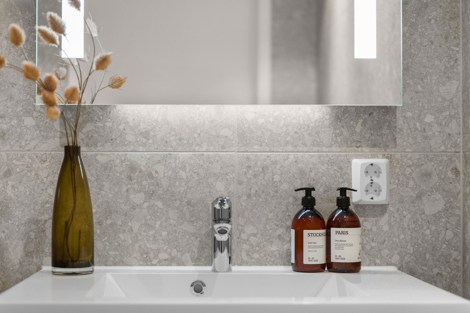 Rommet har moderne fliser som byr på en luksuriøs atmosfære Galleribilde